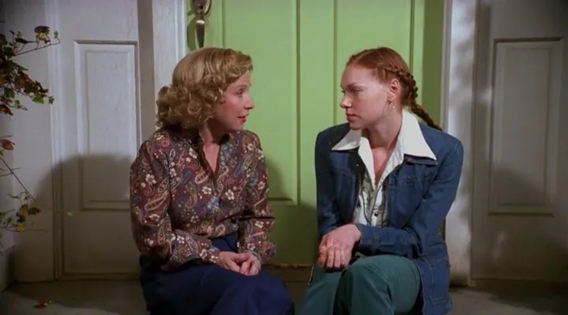 Laura Prepon and Debra Jo Rupp in That '70s Show (1998)