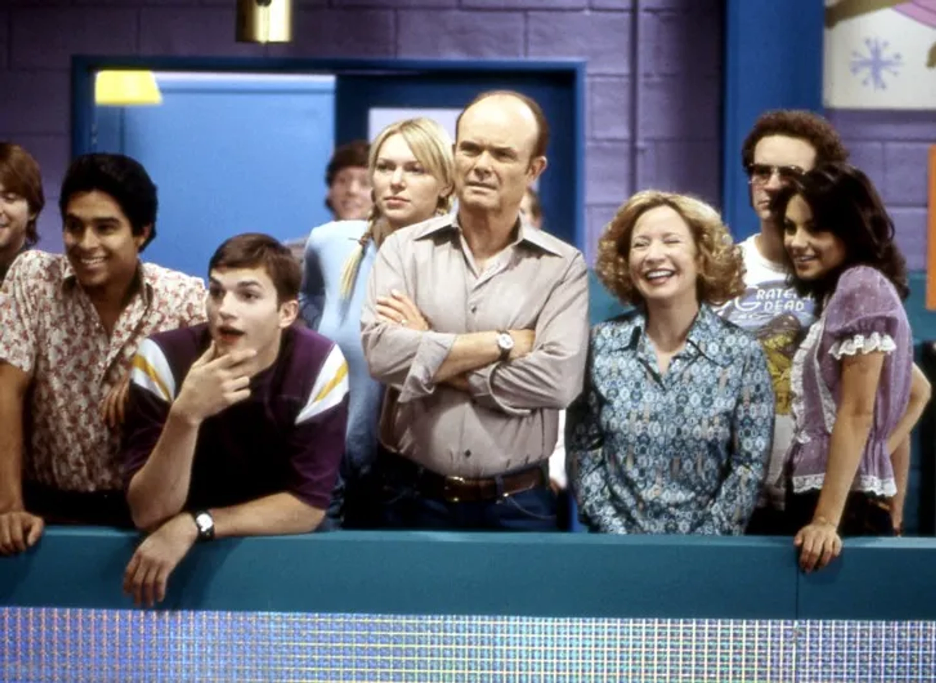 Kurtwood Smith, Mila Kunis, Ashton Kutcher, Danny Masterson, Wilmer Valderrama, Laura Prepon, and Debra Jo Rupp in That '70s Show (1998)