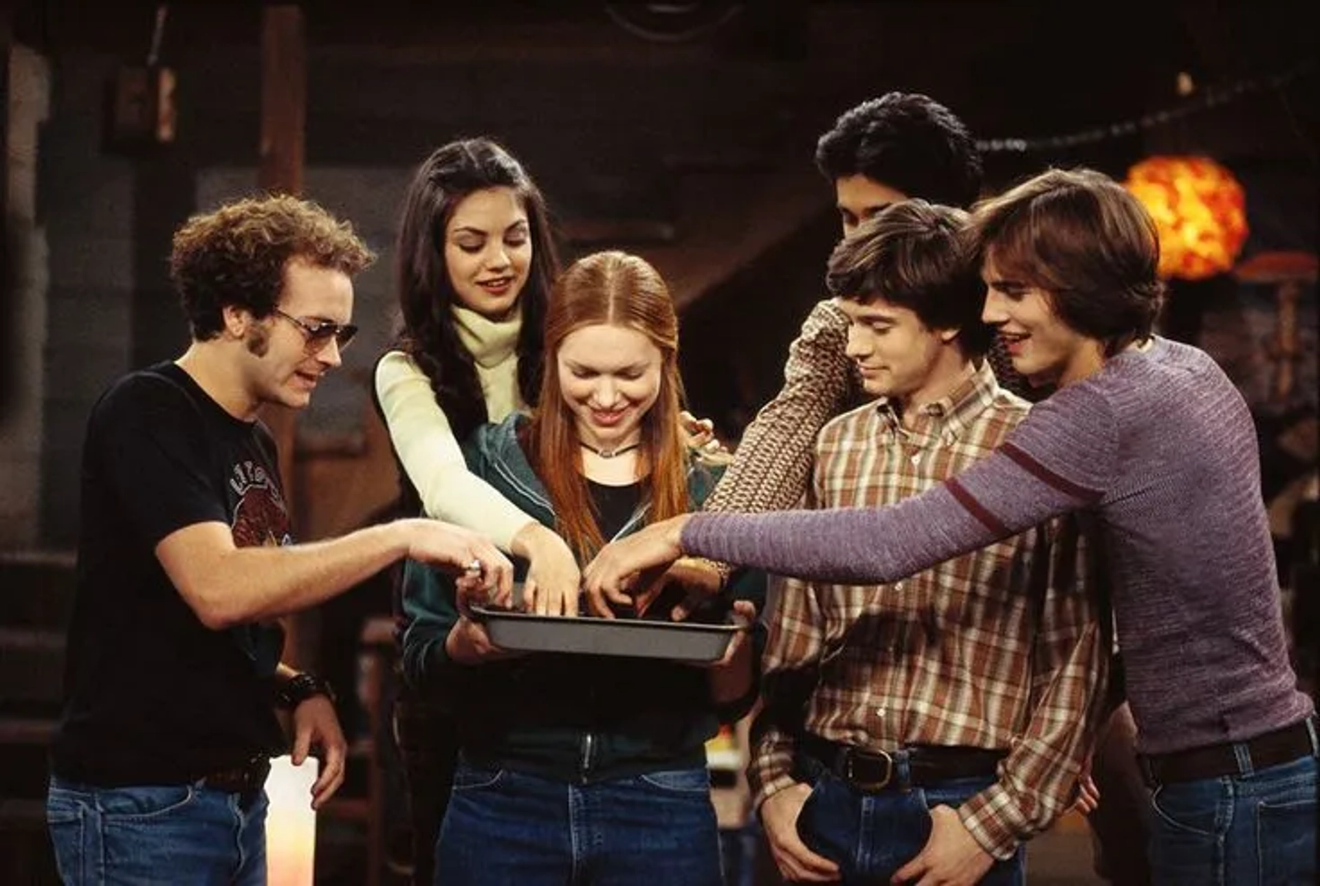 Mila Kunis, Ashton Kutcher, Danny Masterson, Wilmer Valderrama, Topher Grace, and Laura Prepon in That '70s Show (1998)