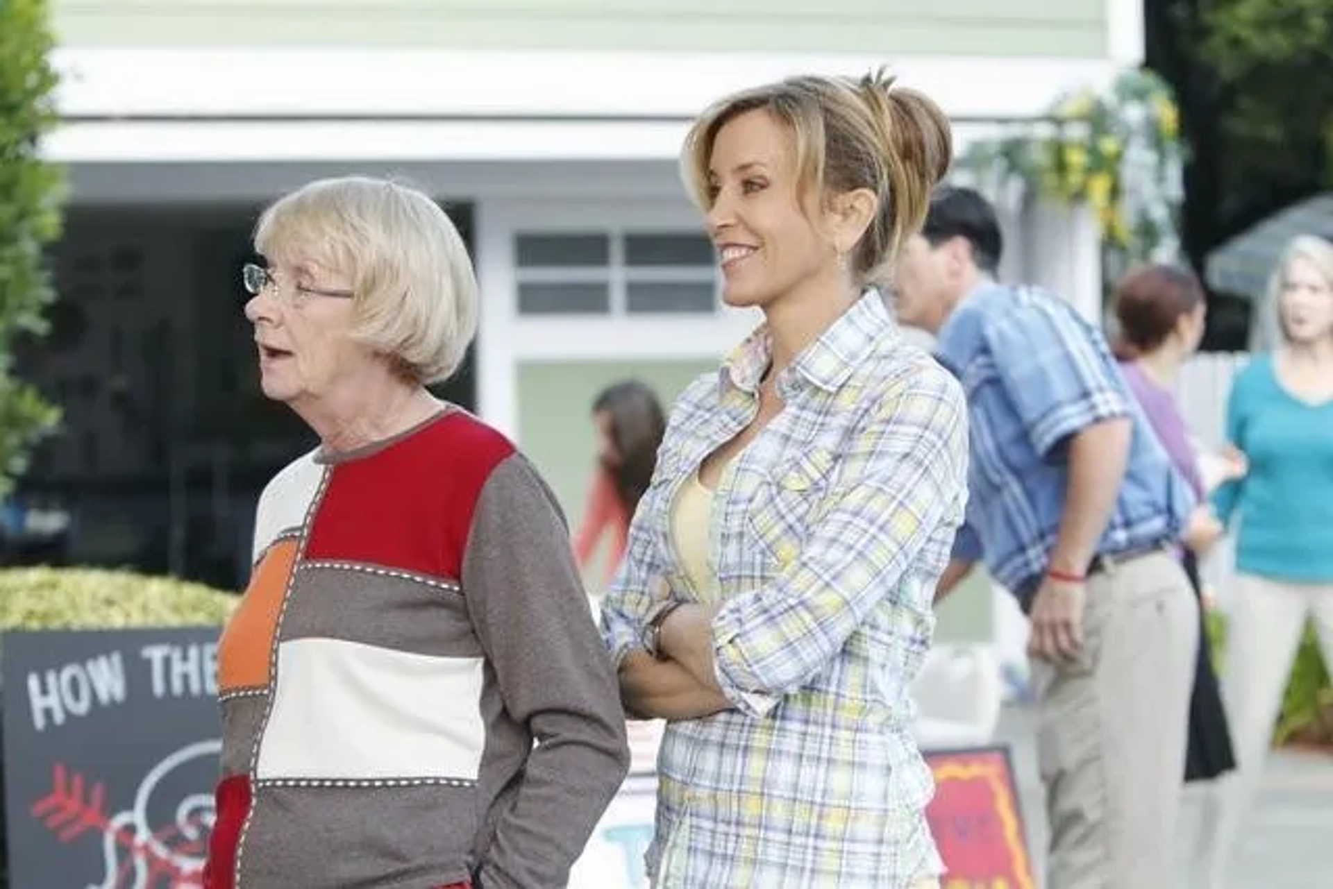 Felicity Huffman and Kathryn Joosten in Desperate Housewives (2004)