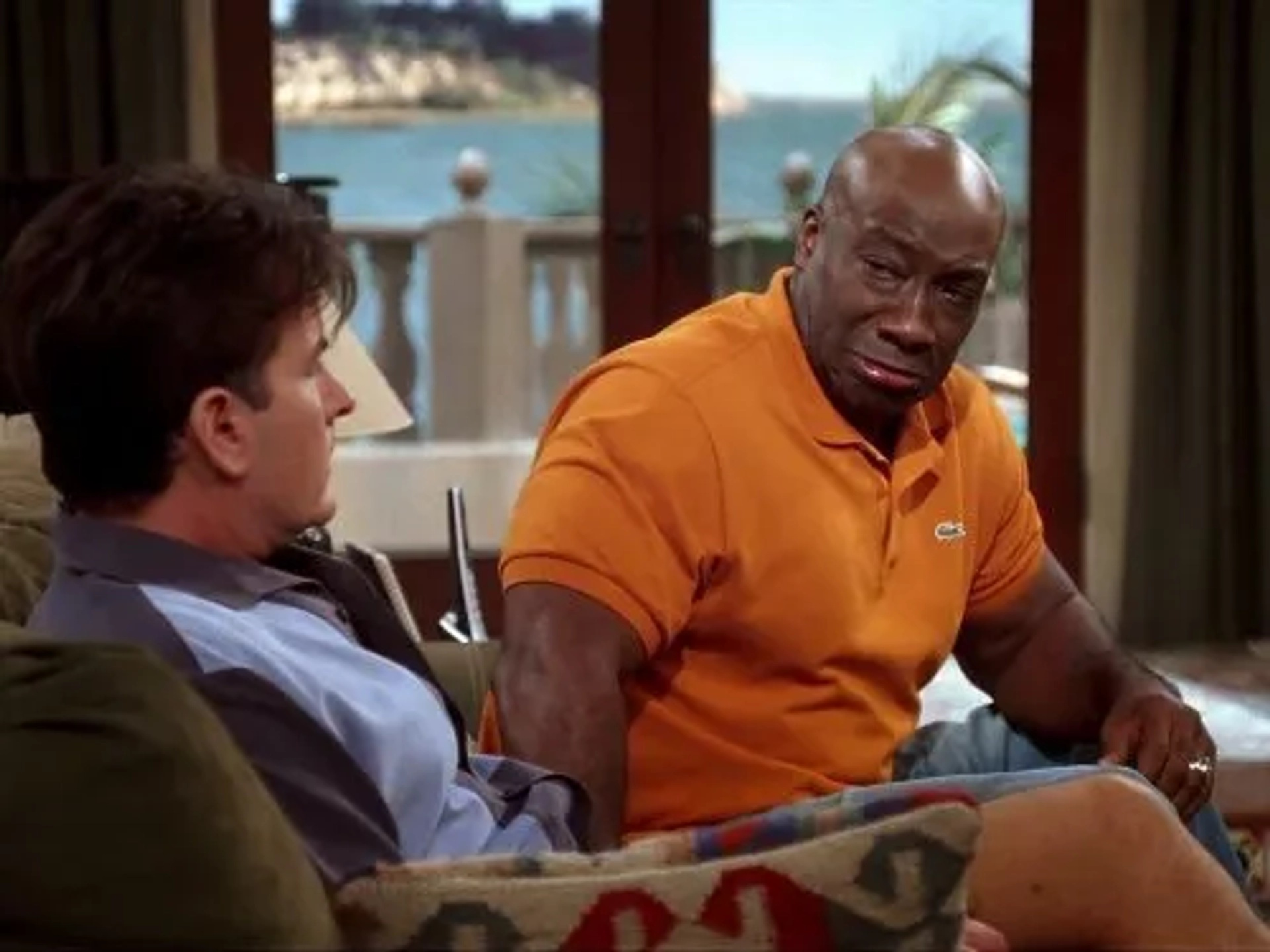 Charlie Sheen and Michael Clarke Duncan in Two and a Half Men (2003)