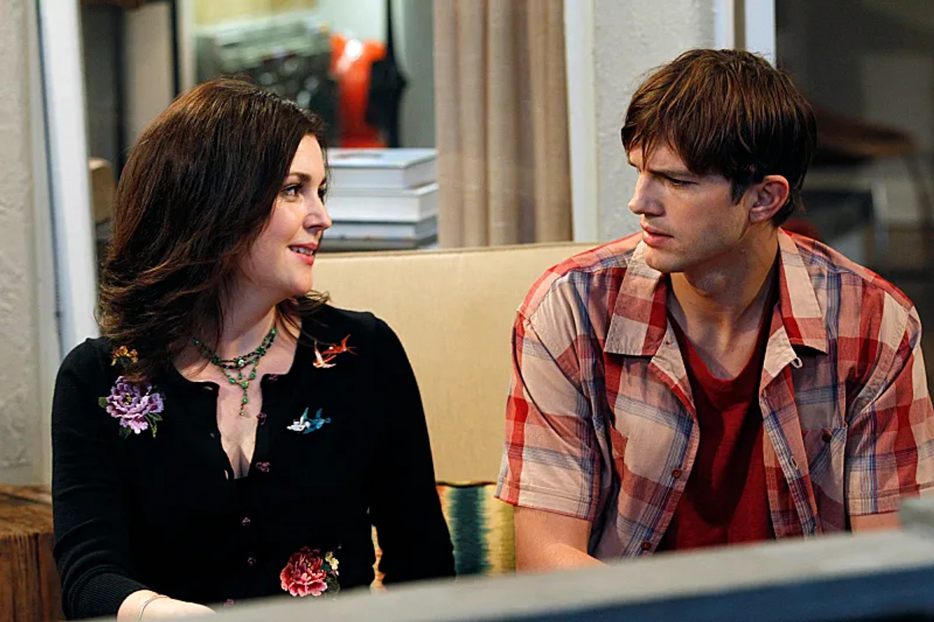 Melanie Lynskey and Ashton Kutcher in Two and a Half Men (2003)