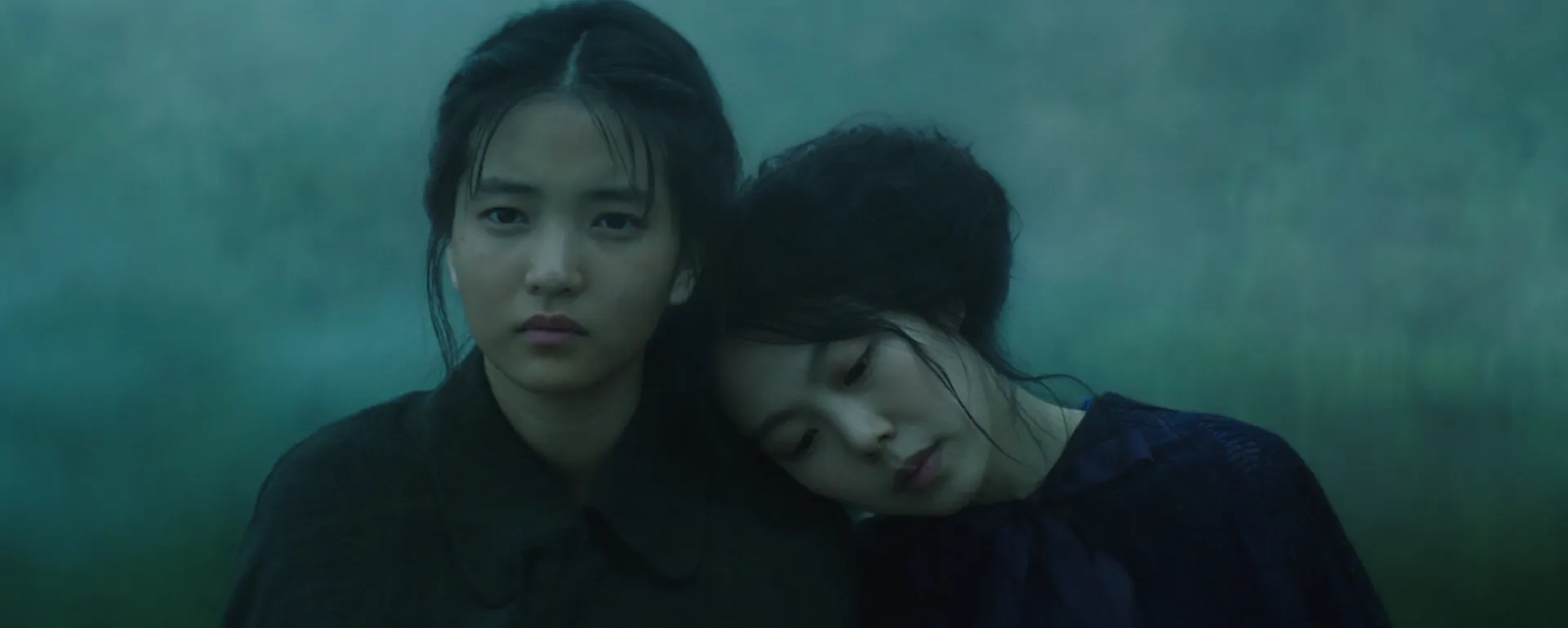 Kim Min-hee and Kim Tae-ri in The Handmaiden (2016)