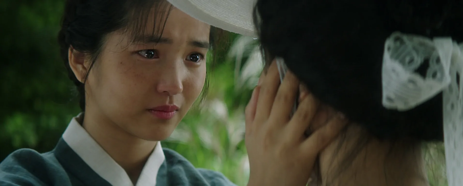 Kim Min-hee and Kim Tae-ri in The Handmaiden (2016)