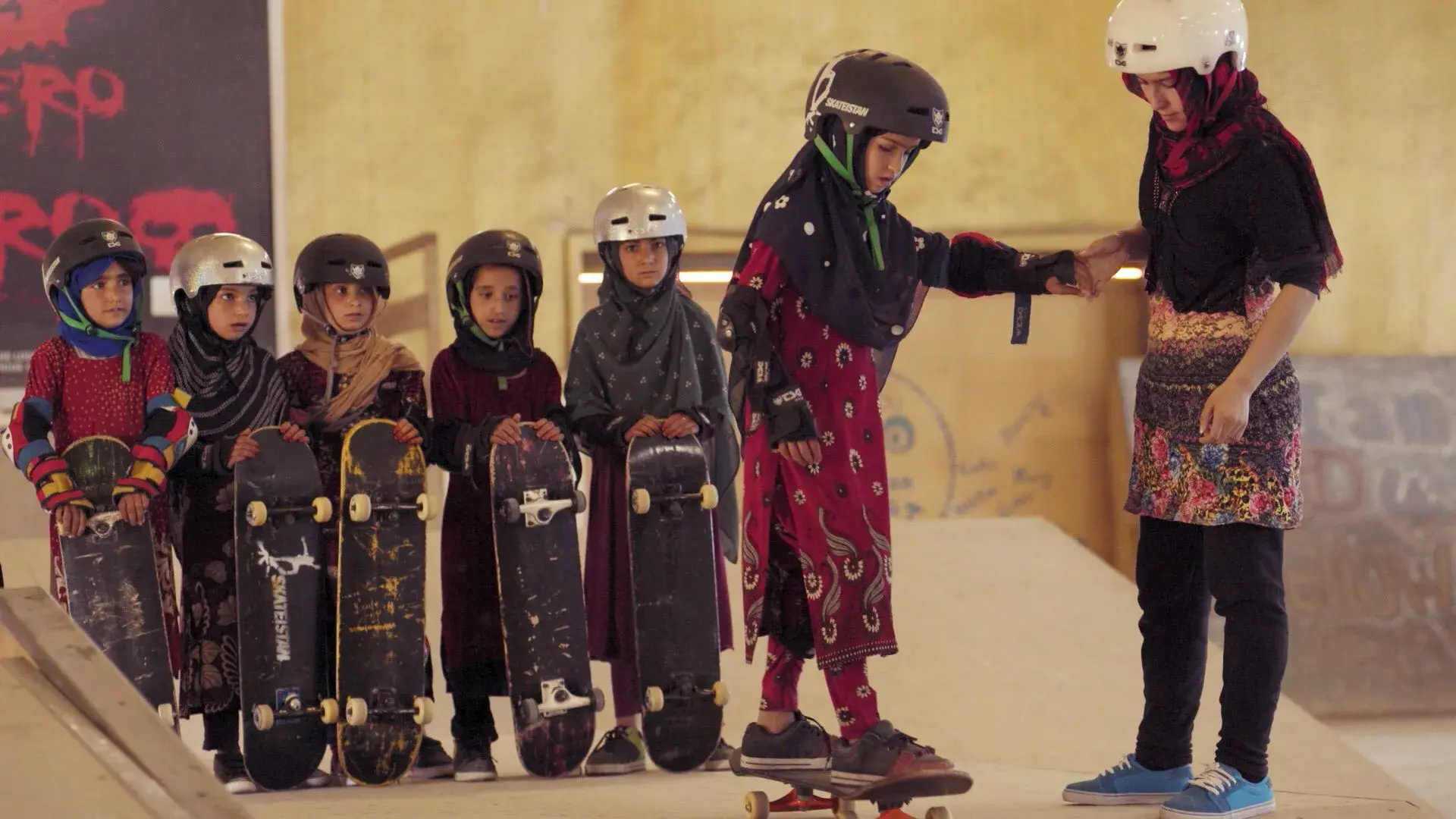 مستند آموزش اسکیت بورد زیر سایه جنگ (Learning to Skateboard in a Warzone (If You're a Girl))