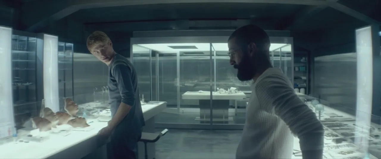 Oscar Isaac and Domhnall Gleeson in Ex Machina (2014)