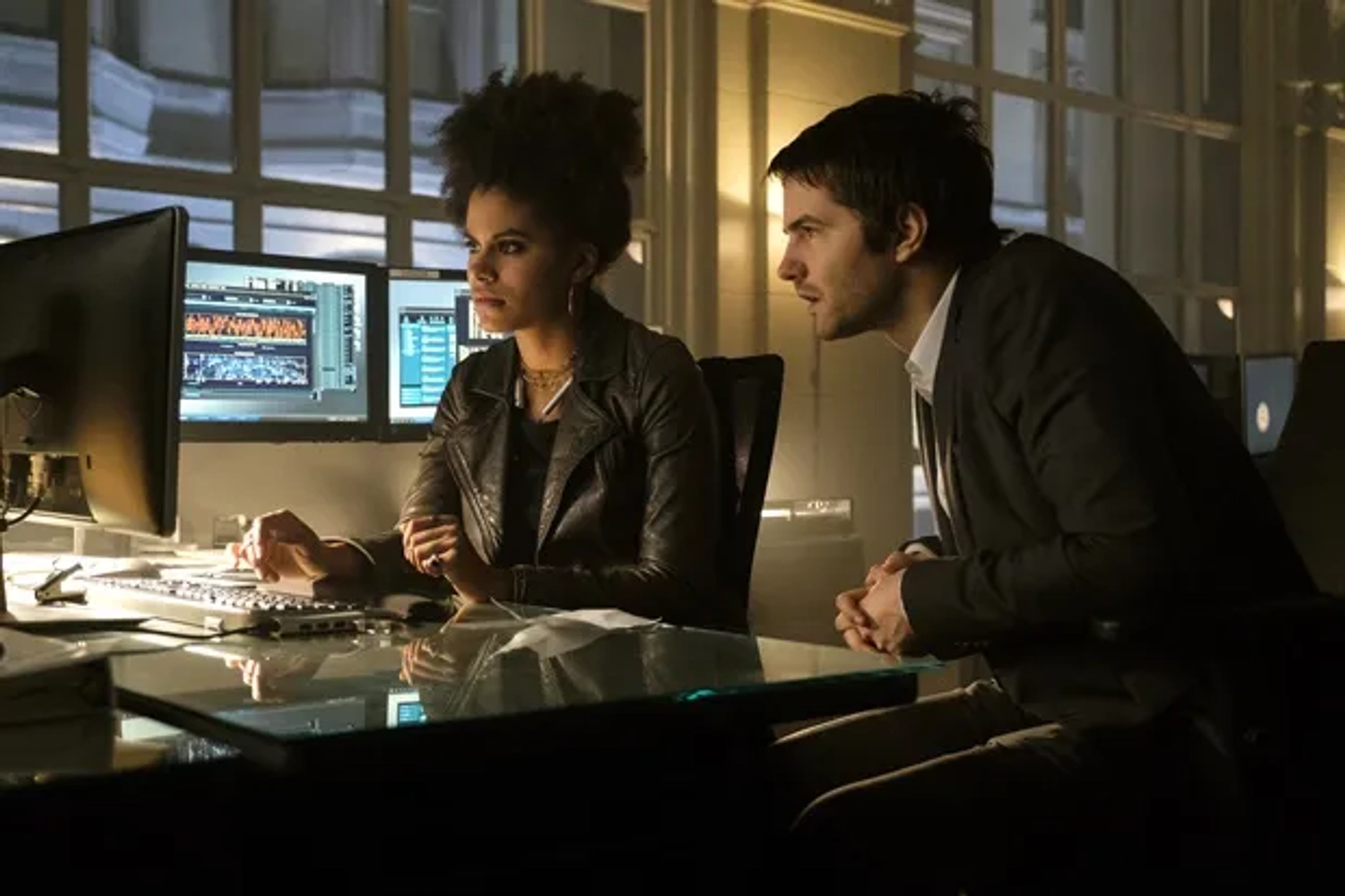 Jim Sturgess and Zazie Beetz in Geostorm (2017)