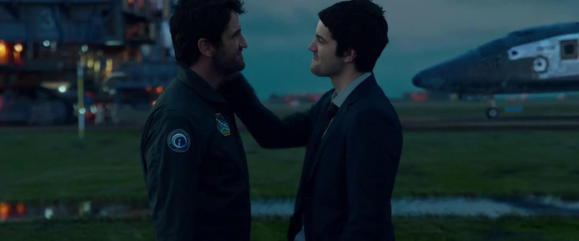 Gerard Butler and Jim Sturgess in Geostorm (2017)