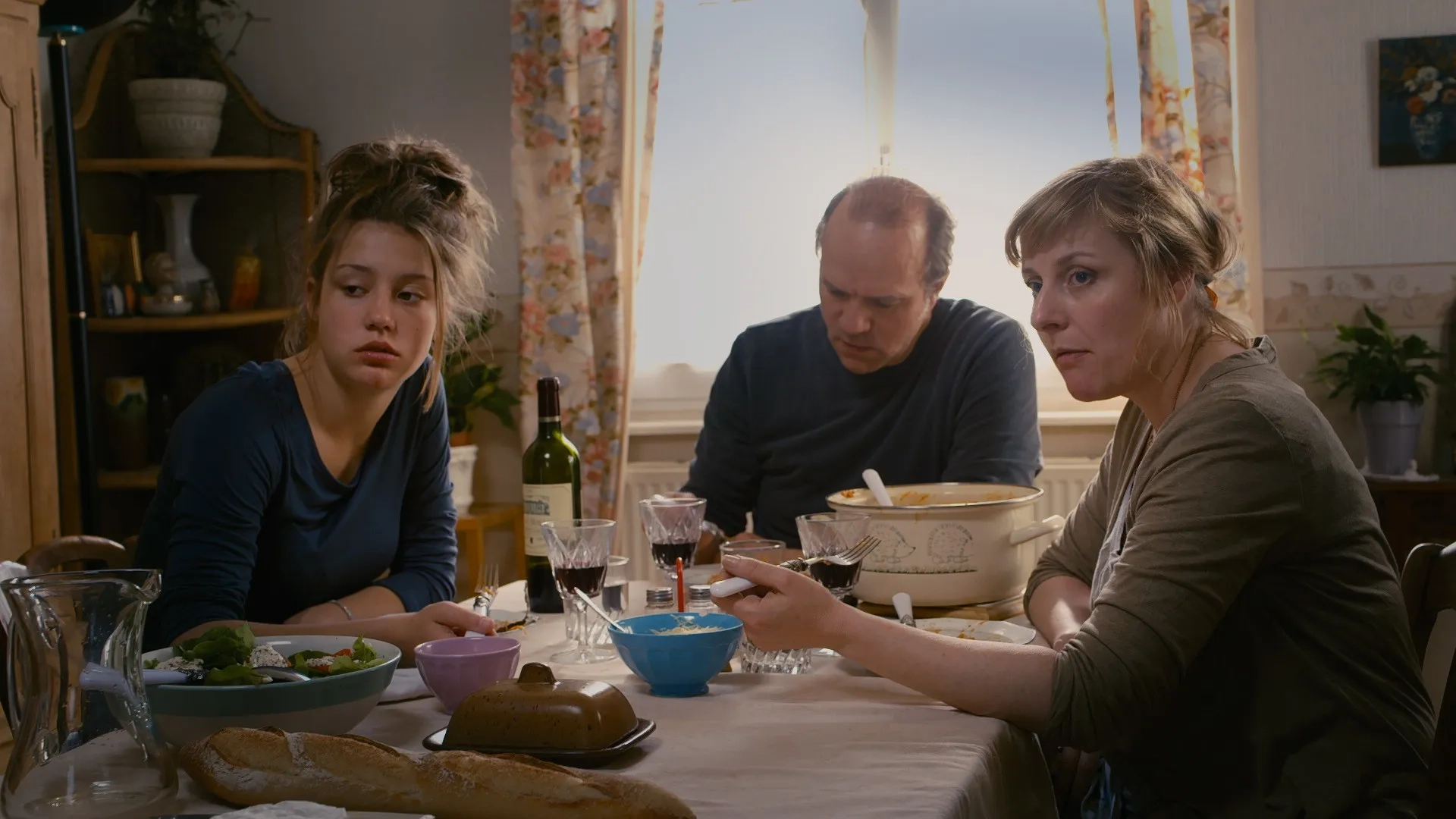 Aurélien Recoing, Catherine Salée, and Adèle Exarchopoulos in Blue Is the Warmest Colour (2013)