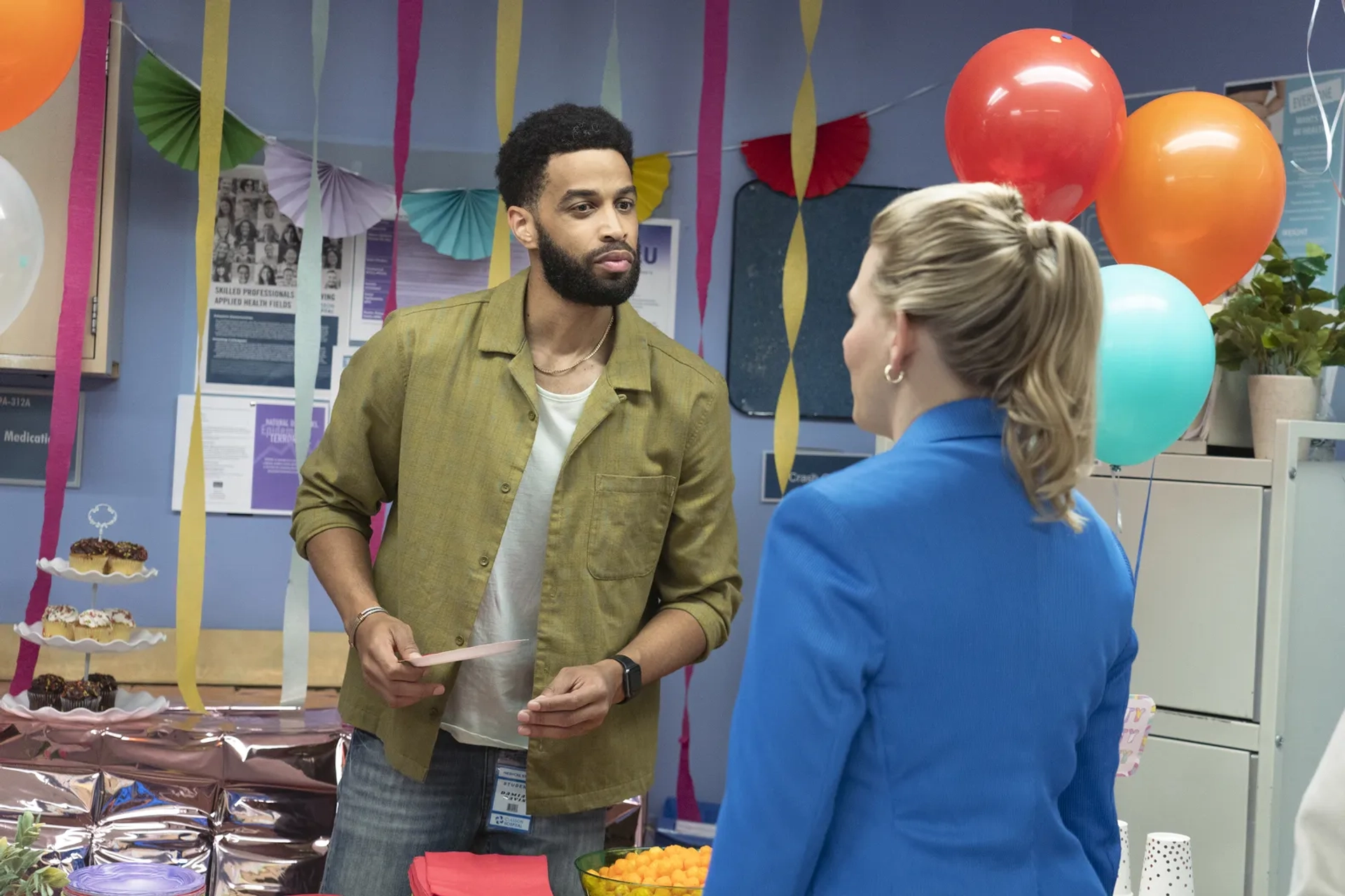 Heléne Yorke and Stephen Cofield Jr. in The Other Two: Cary Watches People Watch His Movie (2023)