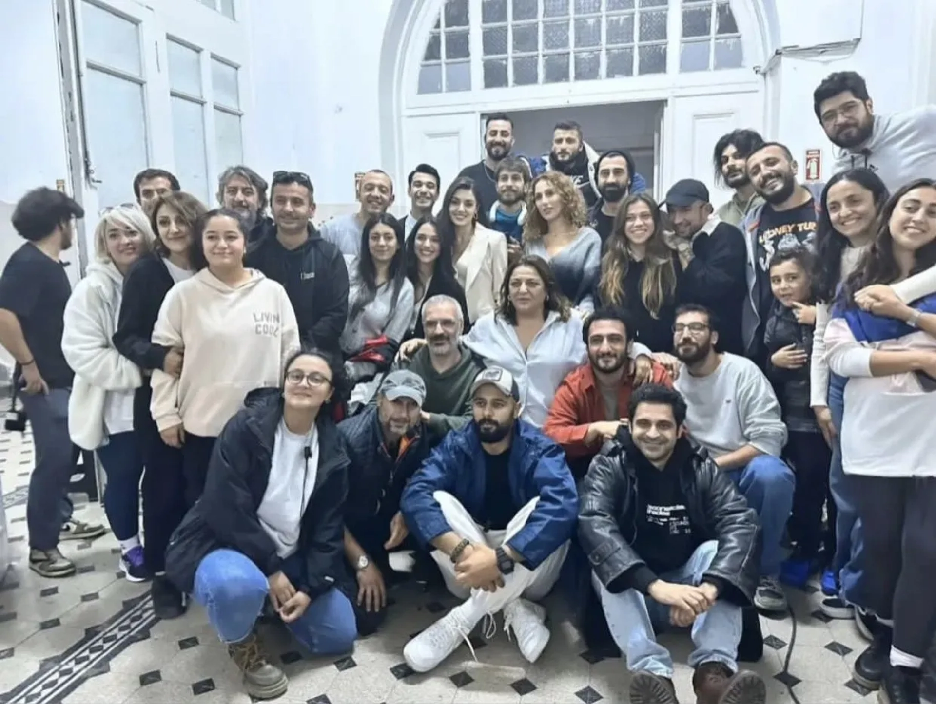 Polen Emre, Begüm Akkaya, Ugur Uzunel, and Hande Erçel in Another Love (2023)