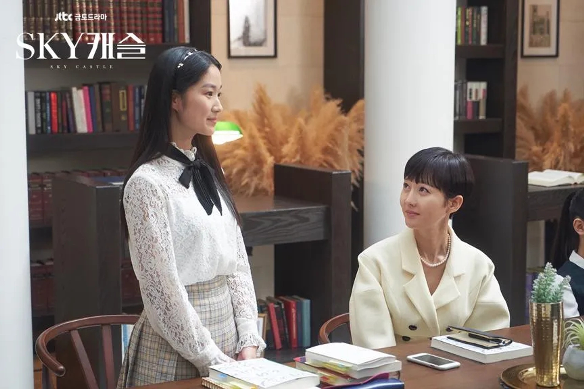 Yum Jung-ah and Kim Hye-yoon in SKY Castle (2018)