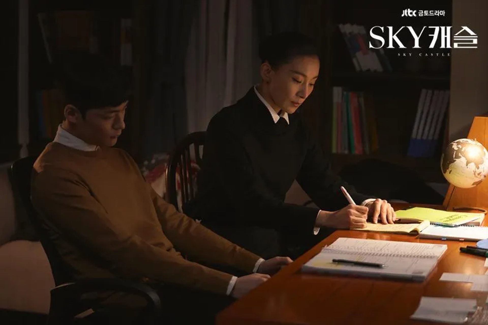 Geon-Hee Song and Kim Seo-hyeong in SKY Castle (2018)