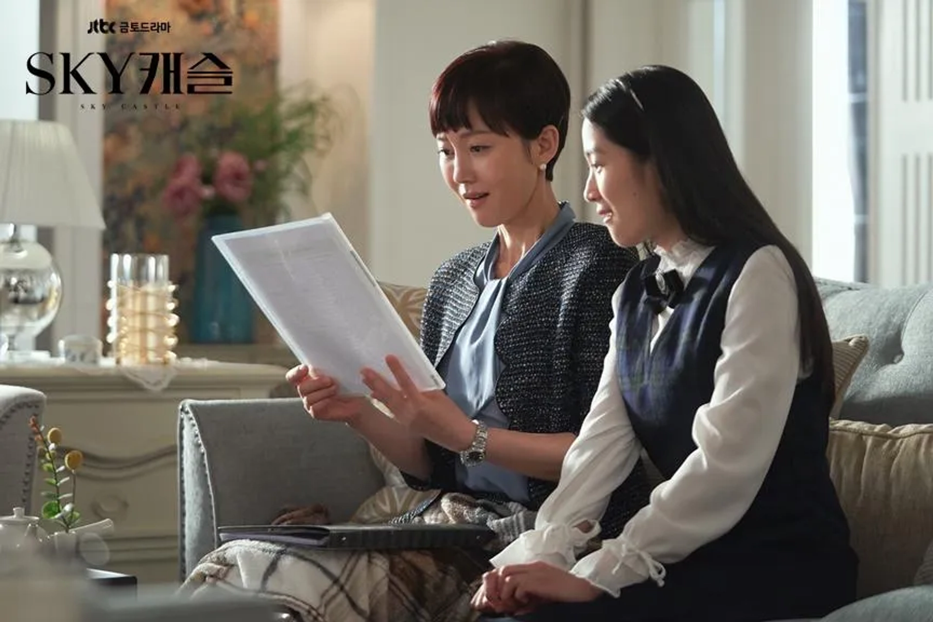 Yum Jung-ah and Kim Hye-yoon in SKY Castle (2018)