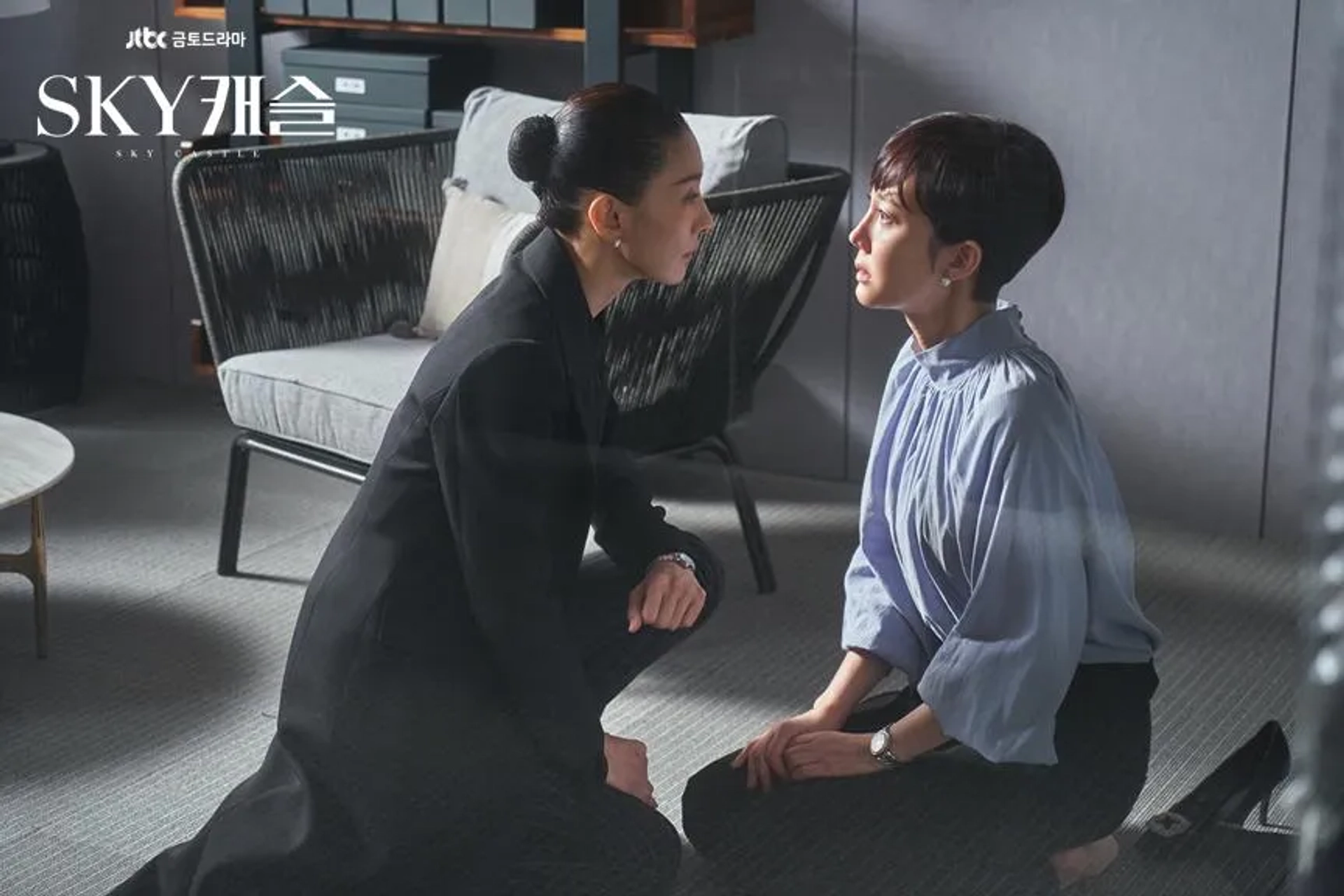 Yum Jung-ah and Kim Seo-hyeong in SKY Castle (2018)