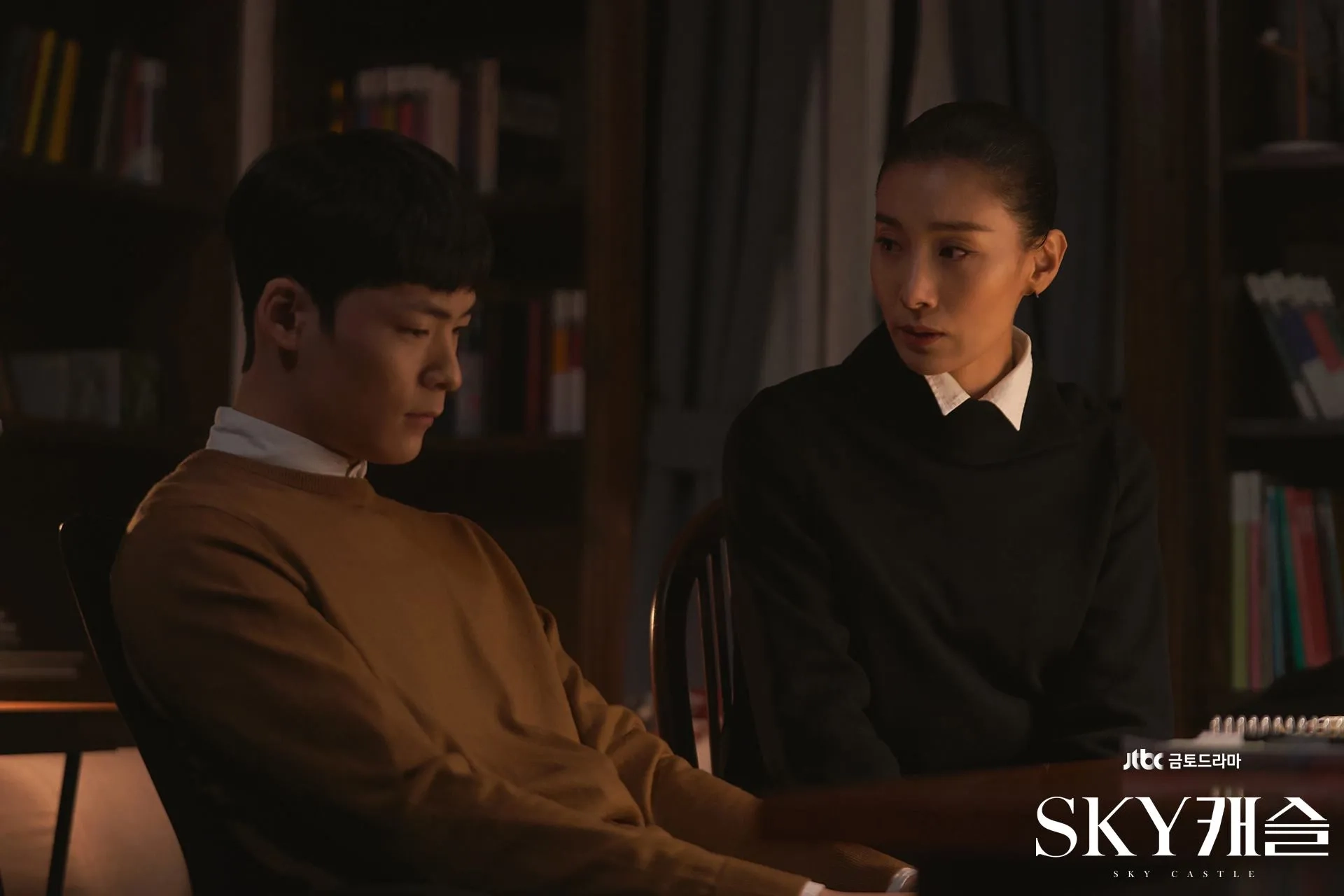 Geon-Hee Song and Kim Seo-hyeong in SKY Castle (2018)