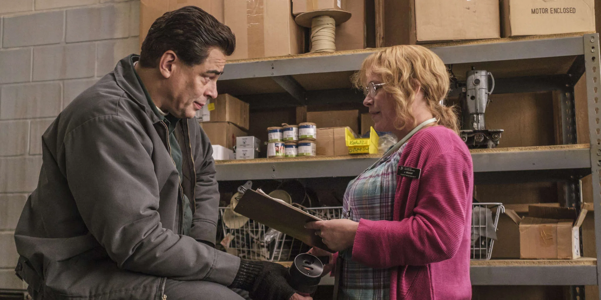 Patricia Arquette and Benicio Del Toro in Escape at Dannemora (2018)