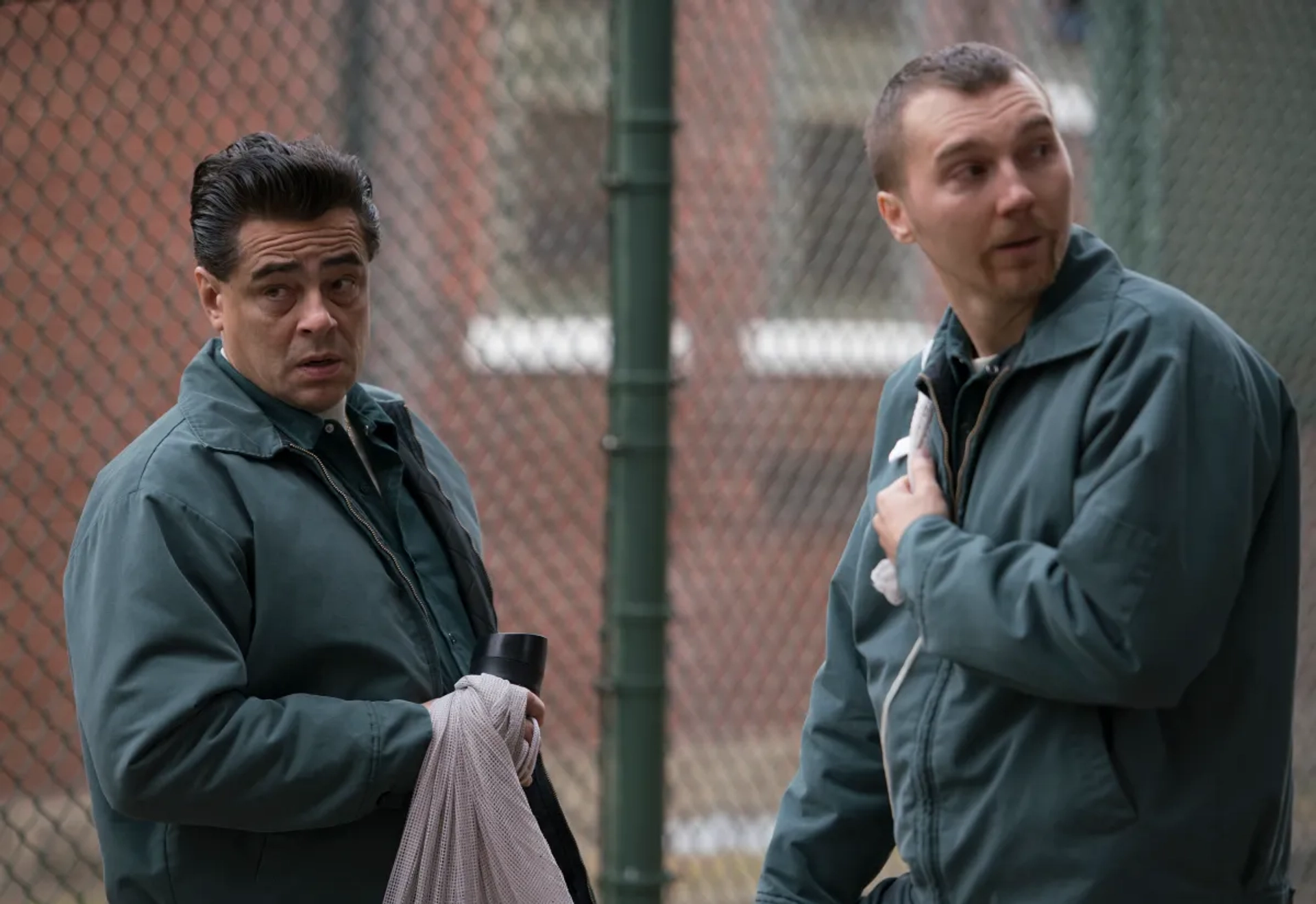 Benicio Del Toro and Paul Dano in Escape at Dannemora (2018)