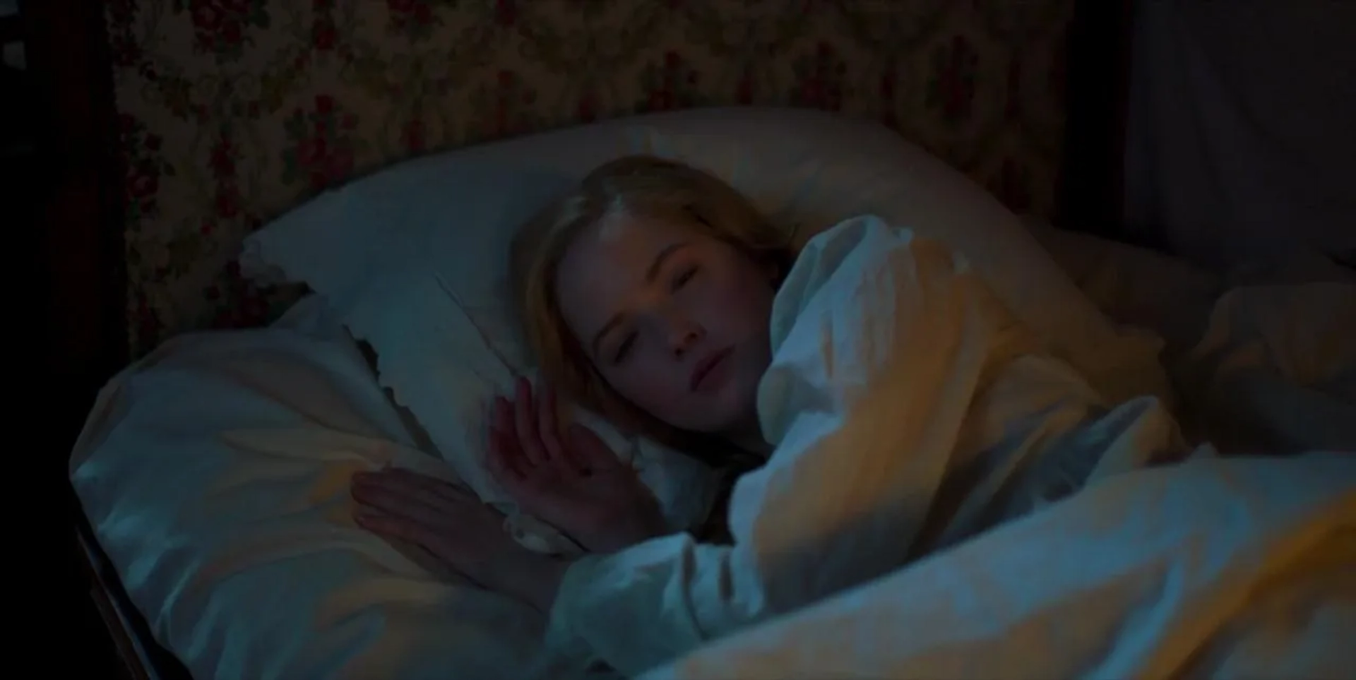 Ellie Bamber in Les Misérables (2018)