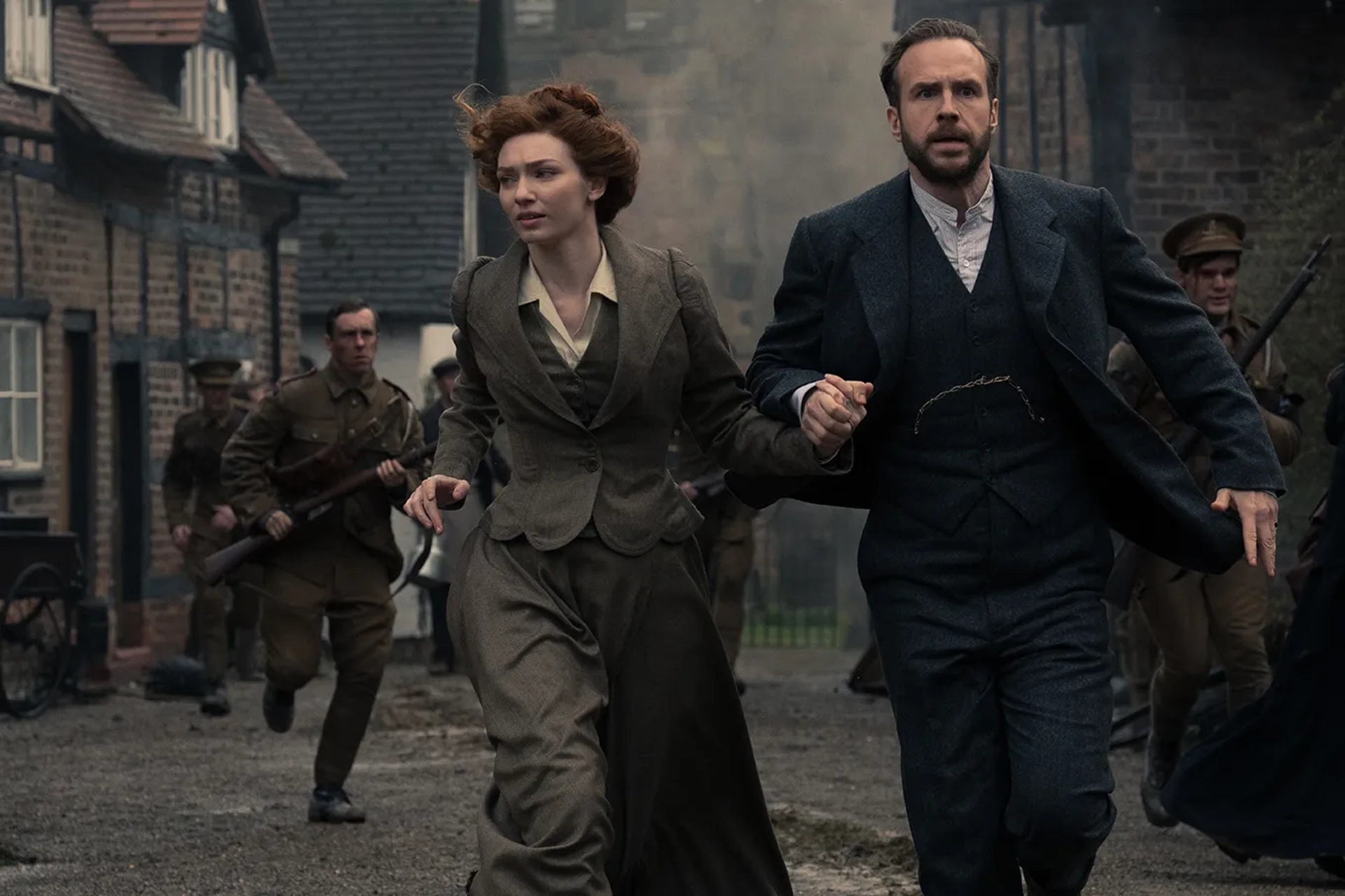 Rafe Spall and Eleanor Tomlinson in The War of the Worlds (2019)