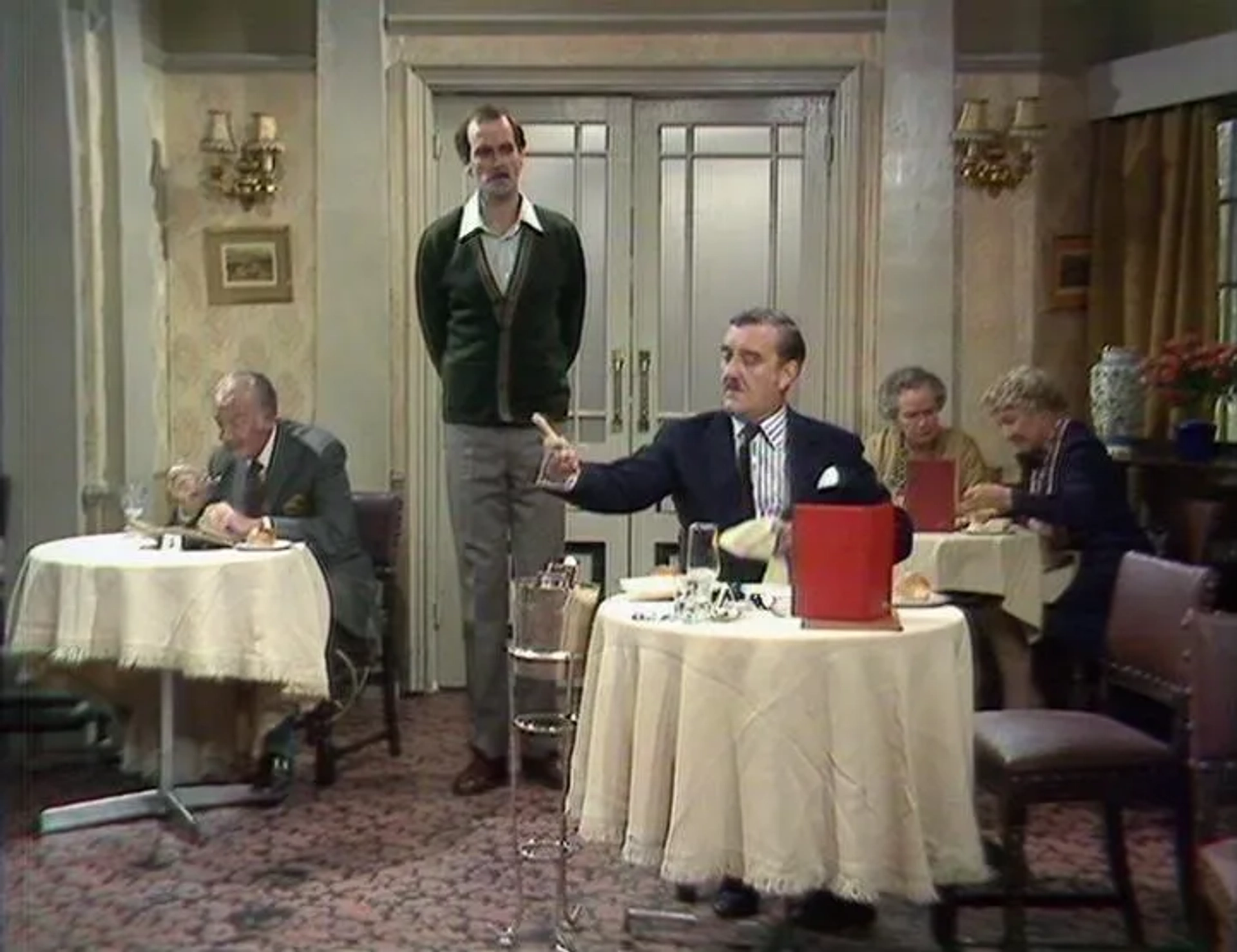 John Cleese, Ballard Berkeley, Bernard Cribbins, Gilly Flower, and Renee Roberts in Fawlty Towers (1975)