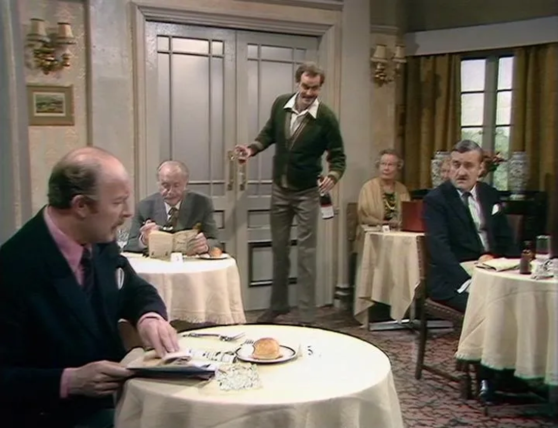 John Cleese, Ballard Berkeley, James Cossins, Bernard Cribbins, Gilly Flower, and Renee Roberts in Fawlty Towers (1975)