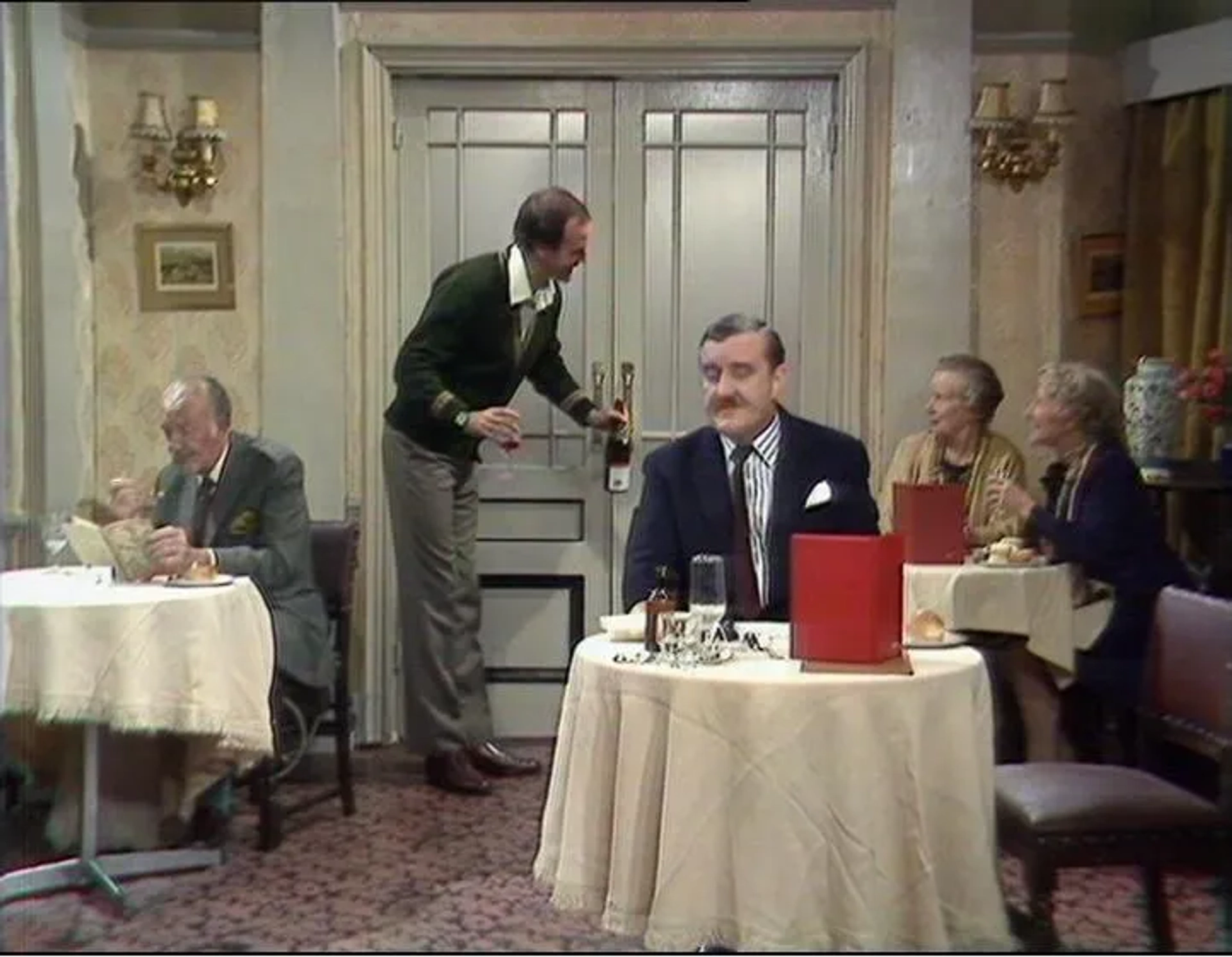 John Cleese, Ballard Berkeley, Bernard Cribbins, Gilly Flower, and Renee Roberts in Fawlty Towers (1975)