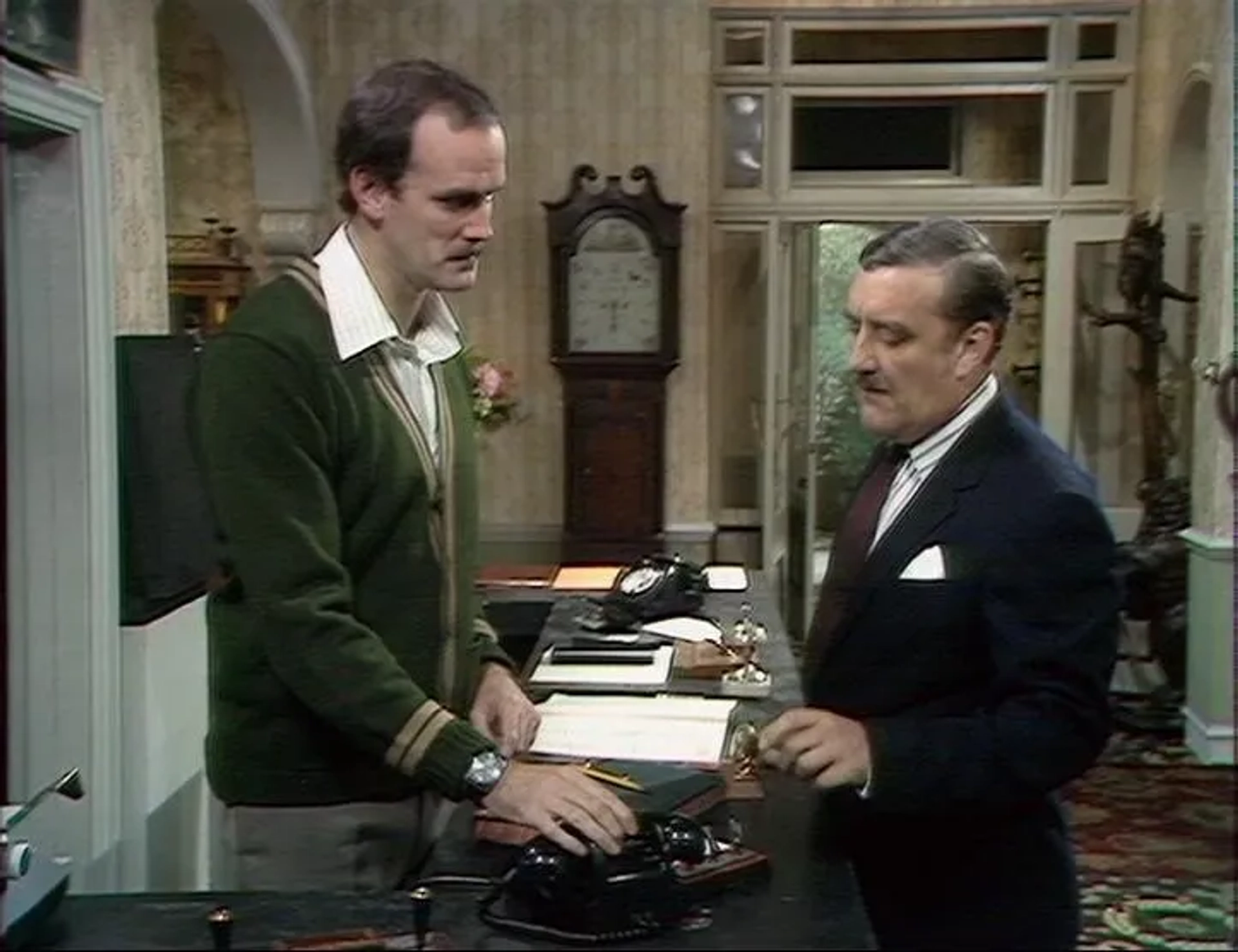 John Cleese and Bernard Cribbins in Fawlty Towers (1975)