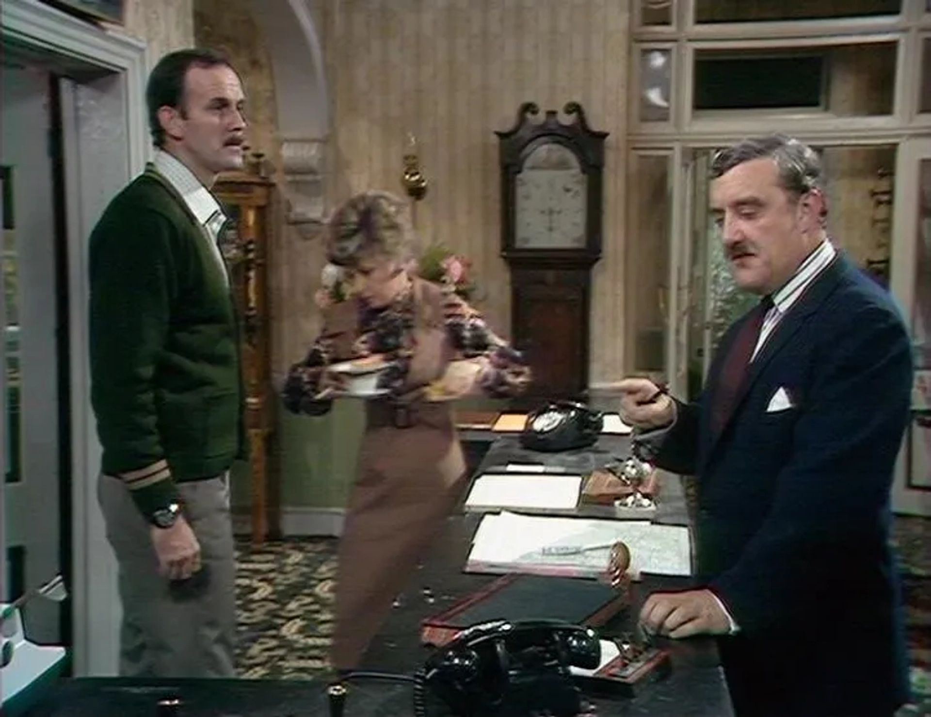 John Cleese, Bernard Cribbins, and Prunella Scales in Fawlty Towers (1975)