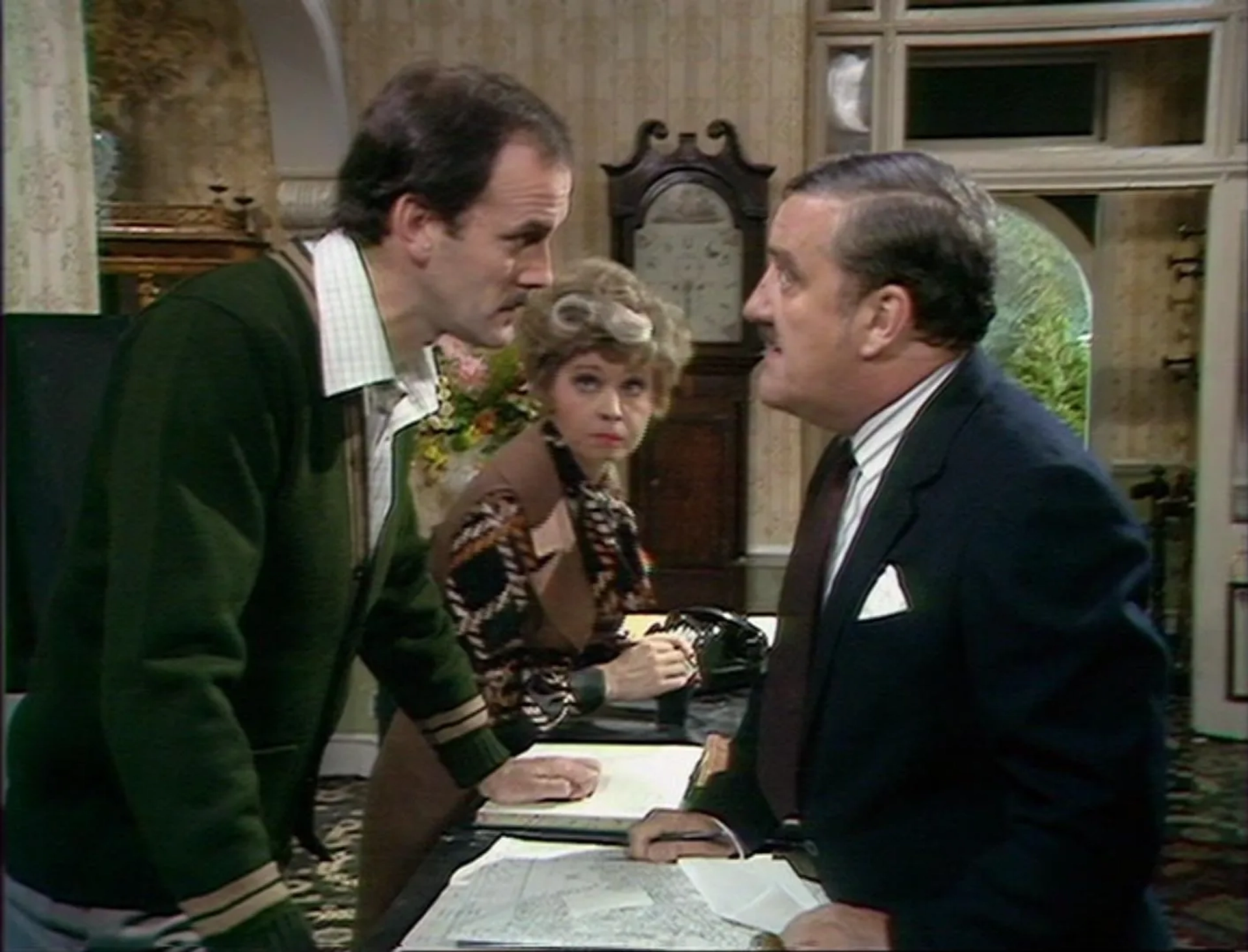 John Cleese, Bernard Cribbins, and Prunella Scales in Fawlty Towers (1975)