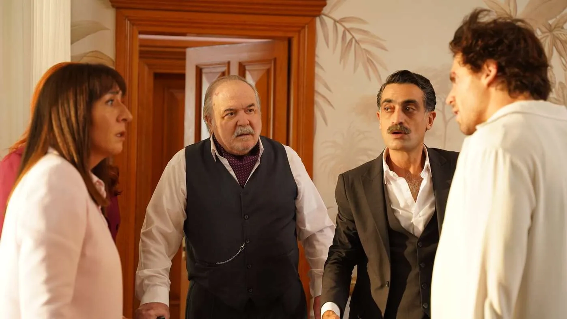 Çetin Tekindor, Taro Emir Tekin, Binnur Kaya, and Diren Polatogullari in Golden Boy (2022)