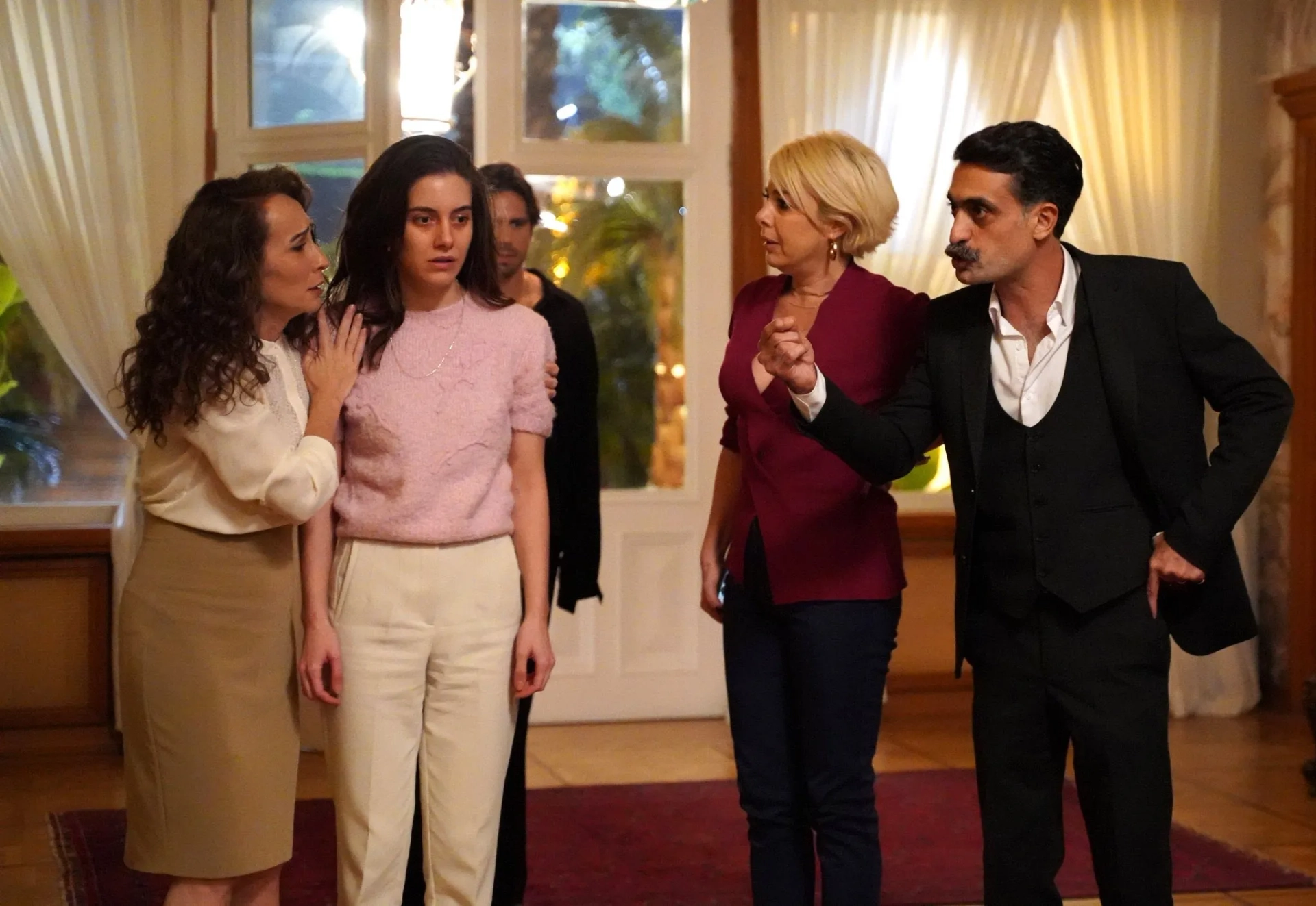 Taro Emir Tekin, Gözde Kansu, Diren Polatogullari, Sezin Bozaci, and Beril Pozam in Golden Boy (2022)