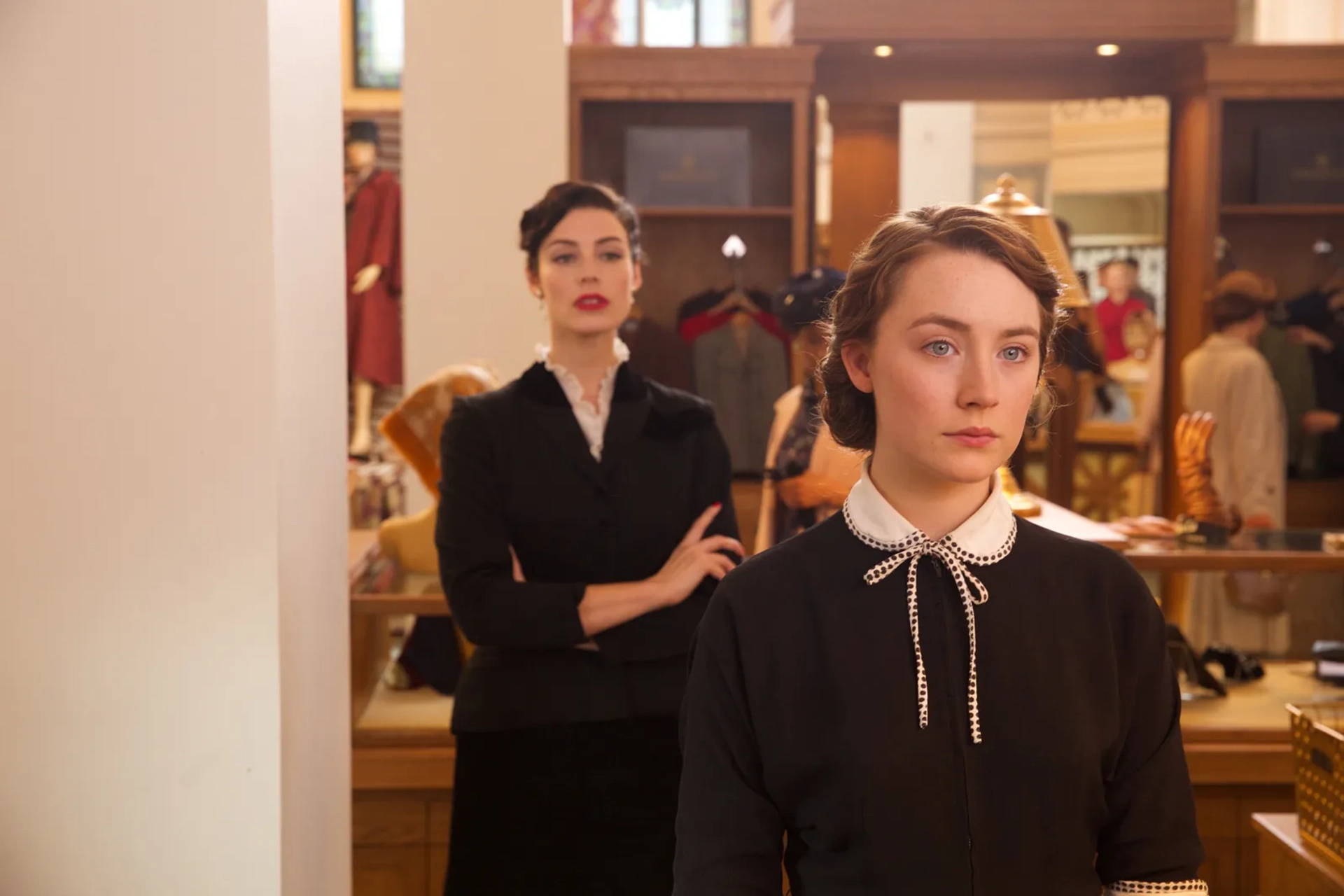 Jessica Paré and Saoirse Ronan in Brooklyn (2015)