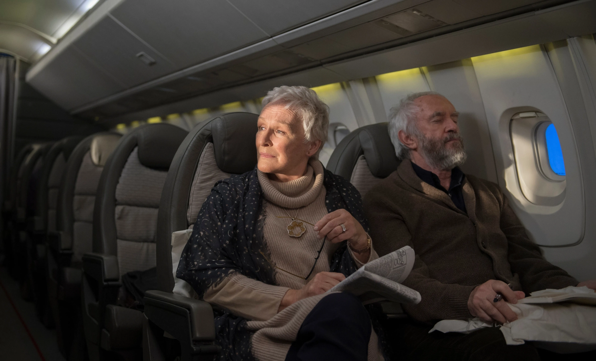 Glenn Close and Jonathan Pryce in The Wife (2017)