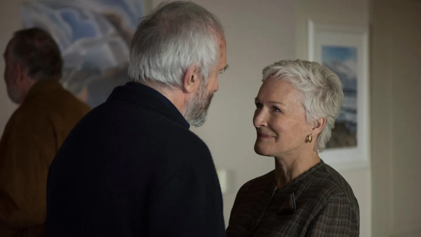 Glenn Close and Jonathan Pryce in The Wife (2017)