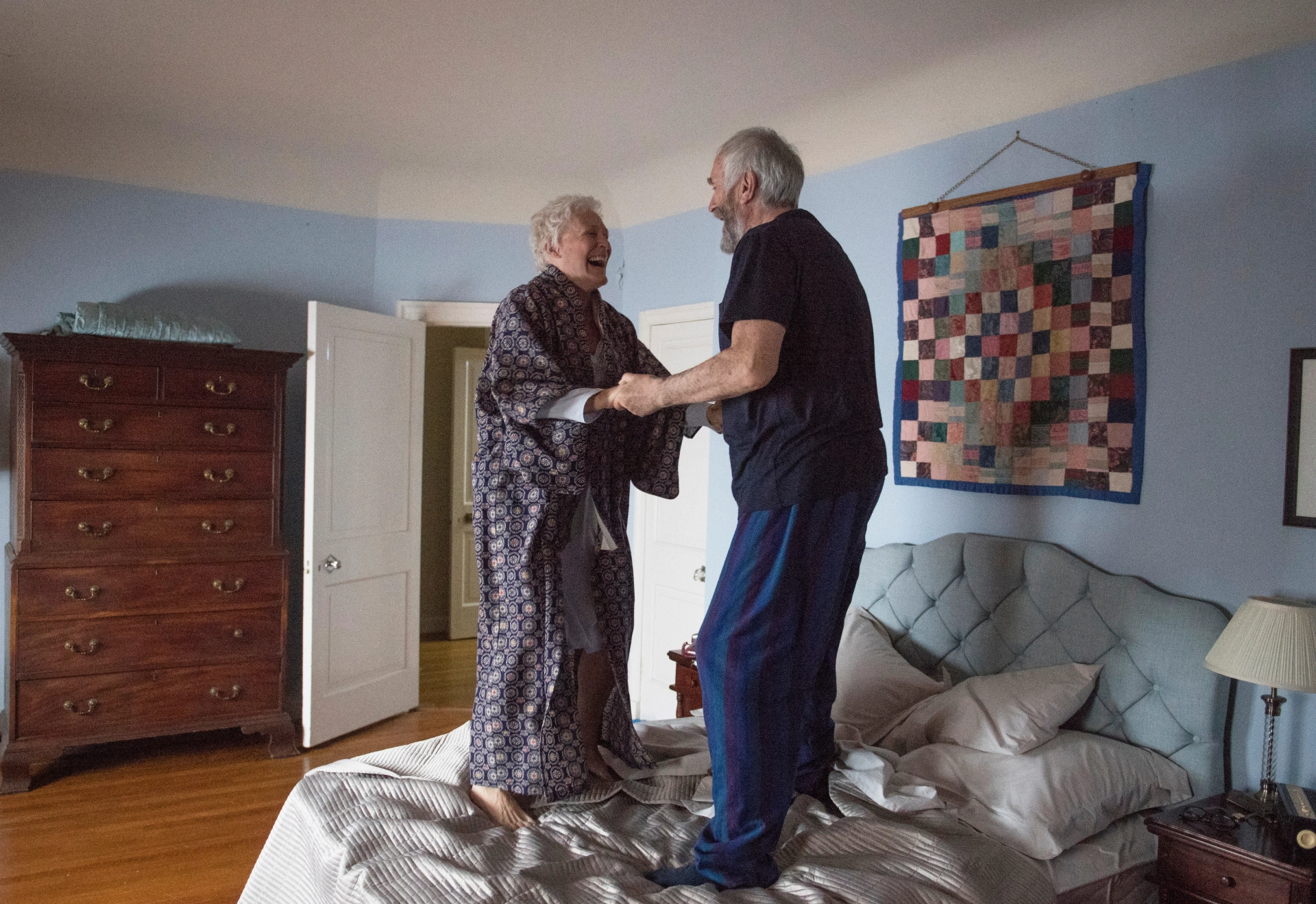 Glenn Close and Jonathan Pryce in The Wife (2017)