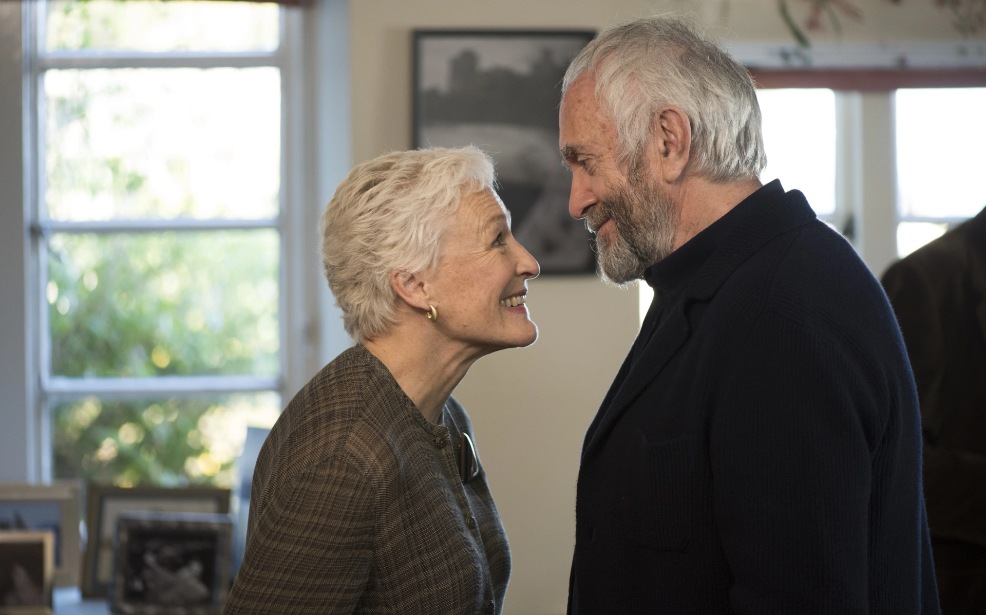 Glenn Close and Jonathan Pryce in The Wife (2017)