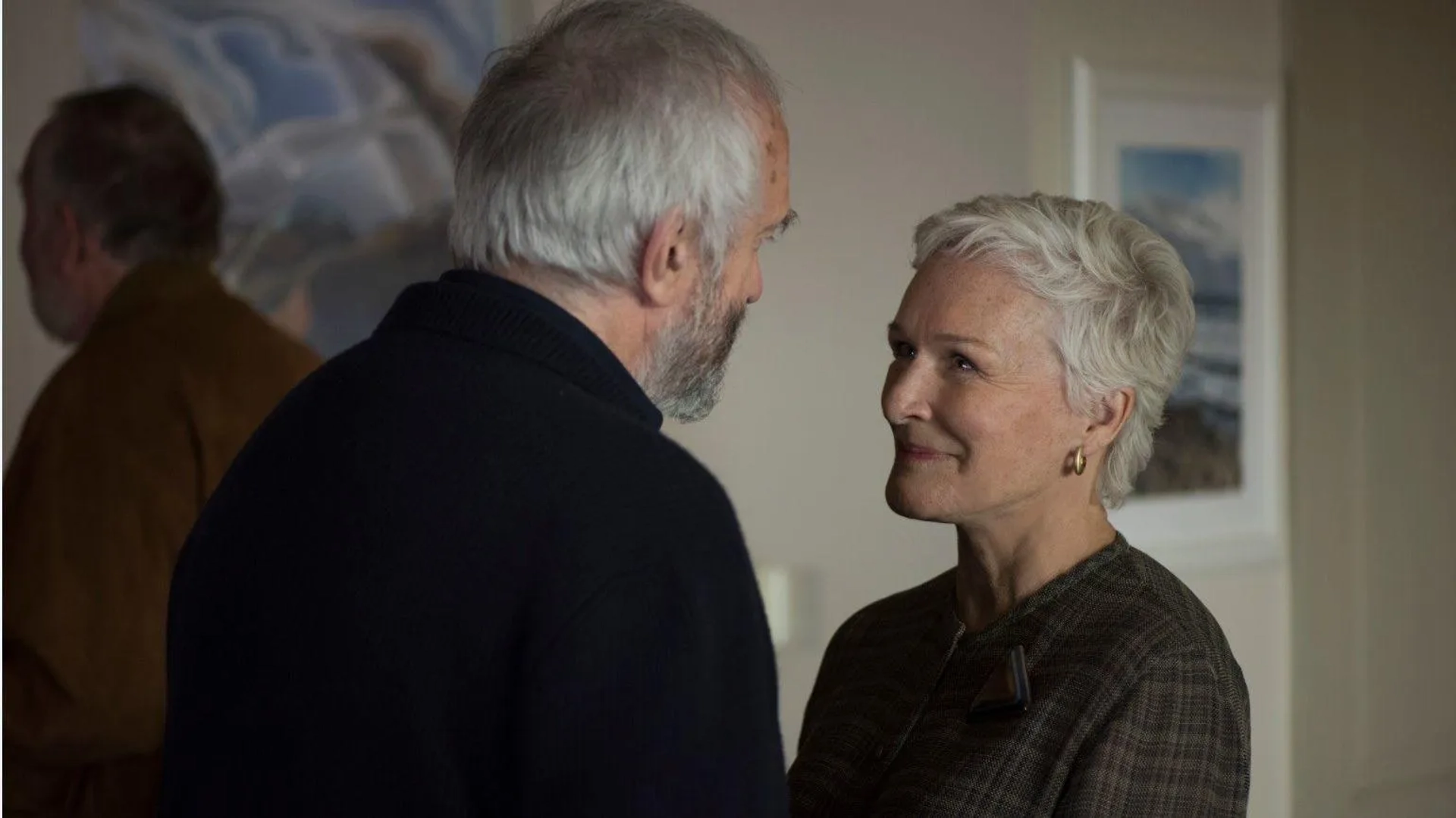 Glenn Close and Jonathan Pryce in The Wife (2017)