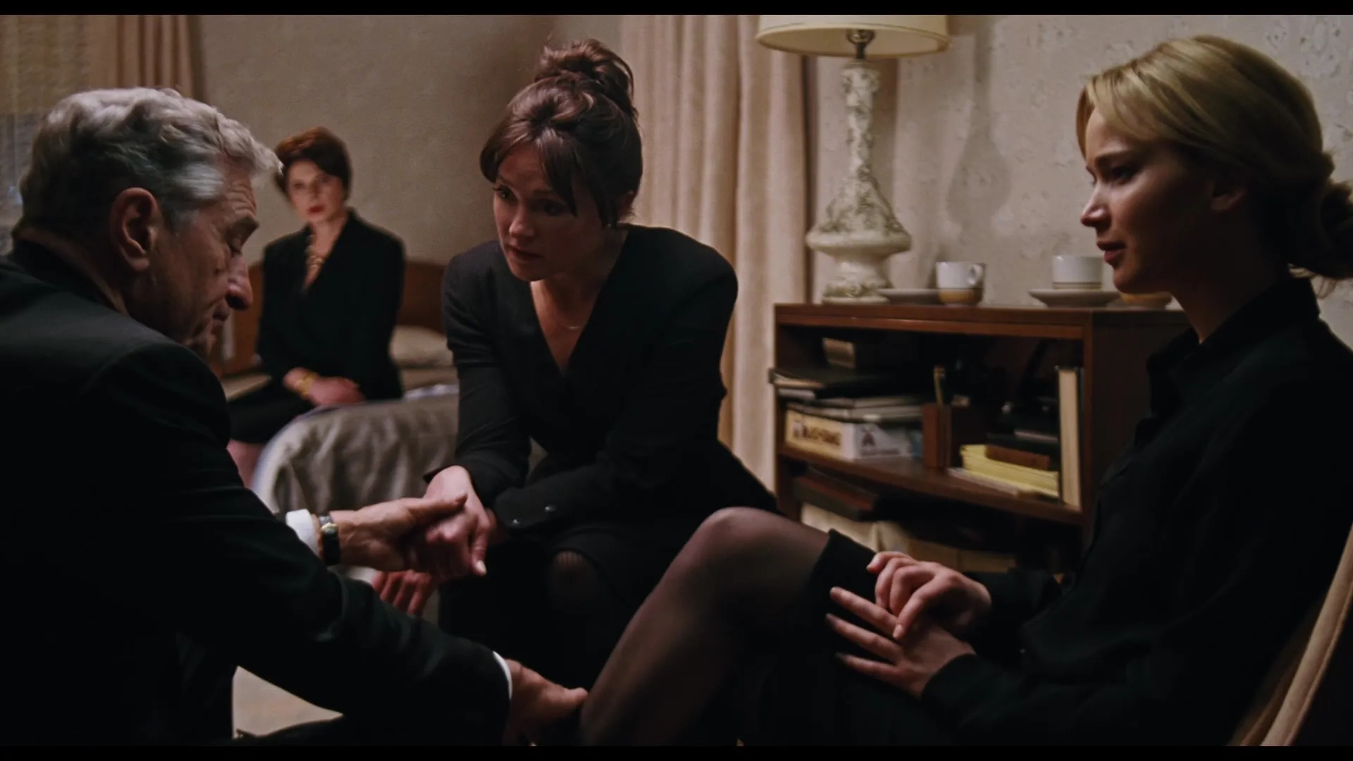 Robert De Niro, Isabella Rossellini, Elisabeth Röhm, and Jennifer Lawrence in Joy (2015)