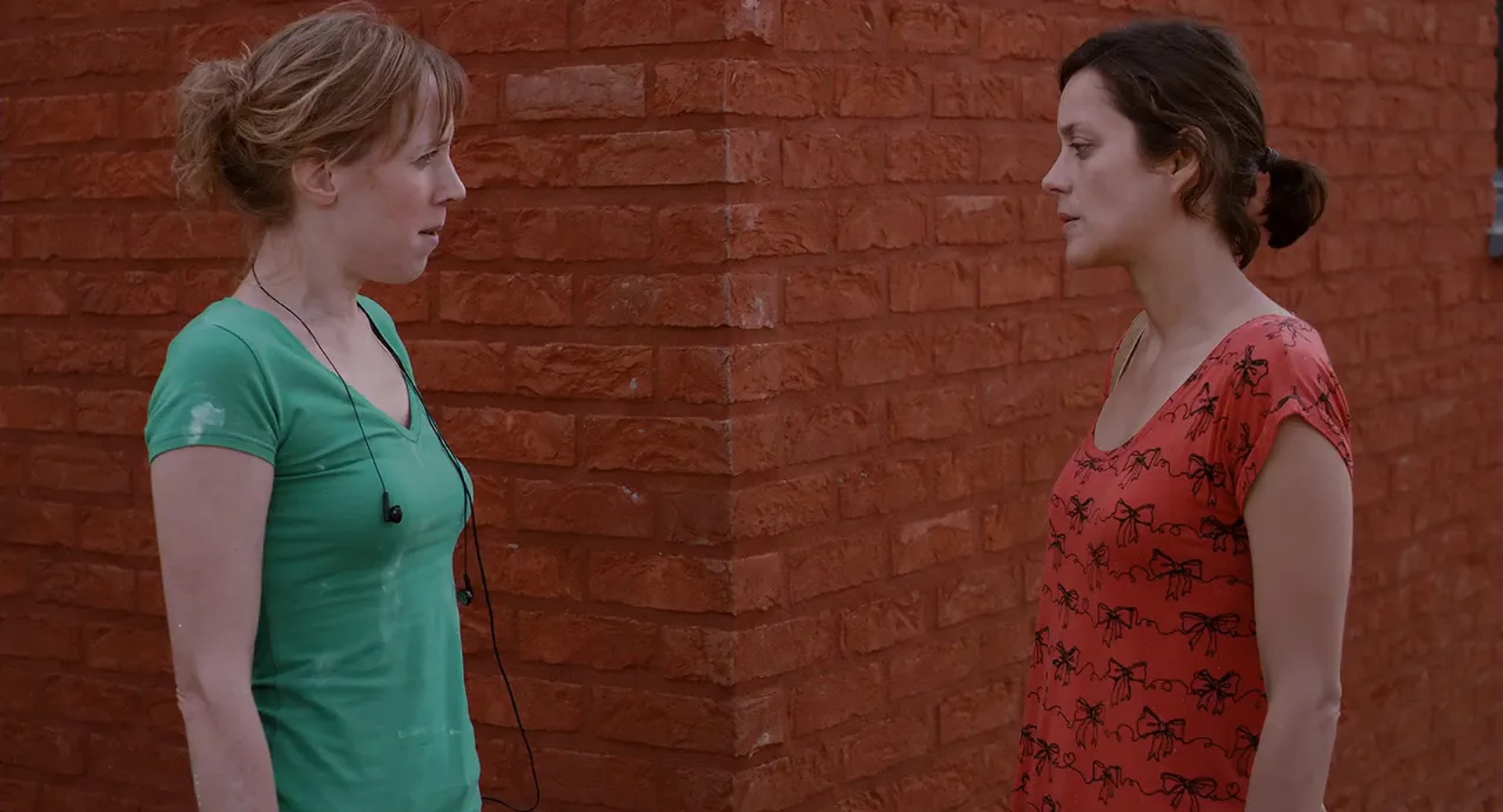 Marion Cotillard and Christelle Cornil in Two Days, One Night (2014)