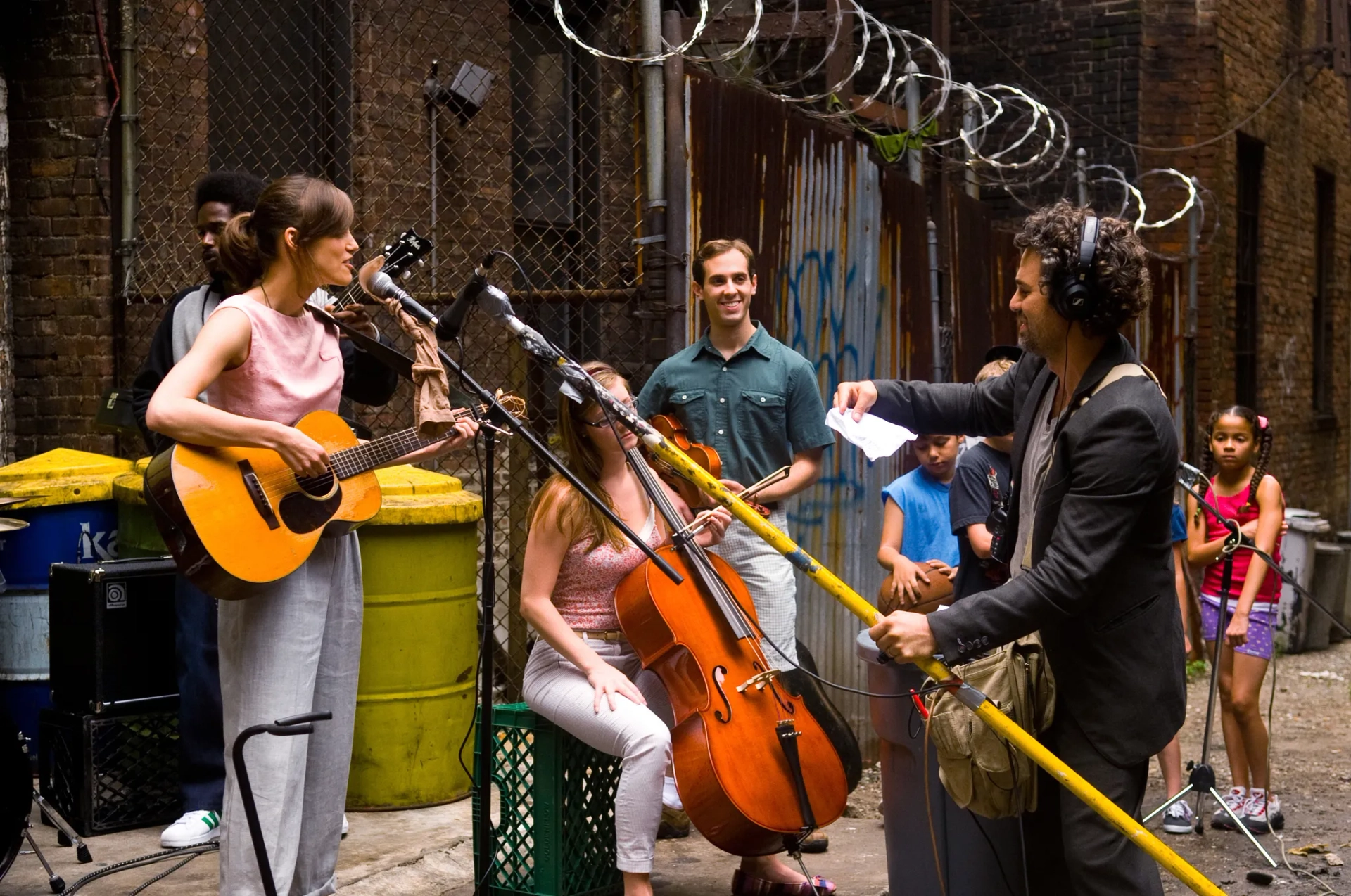 Keira Knightley, Mark Ruffalo, Shannon Walsh, and Ian Brodsky in Begin Again (2013)