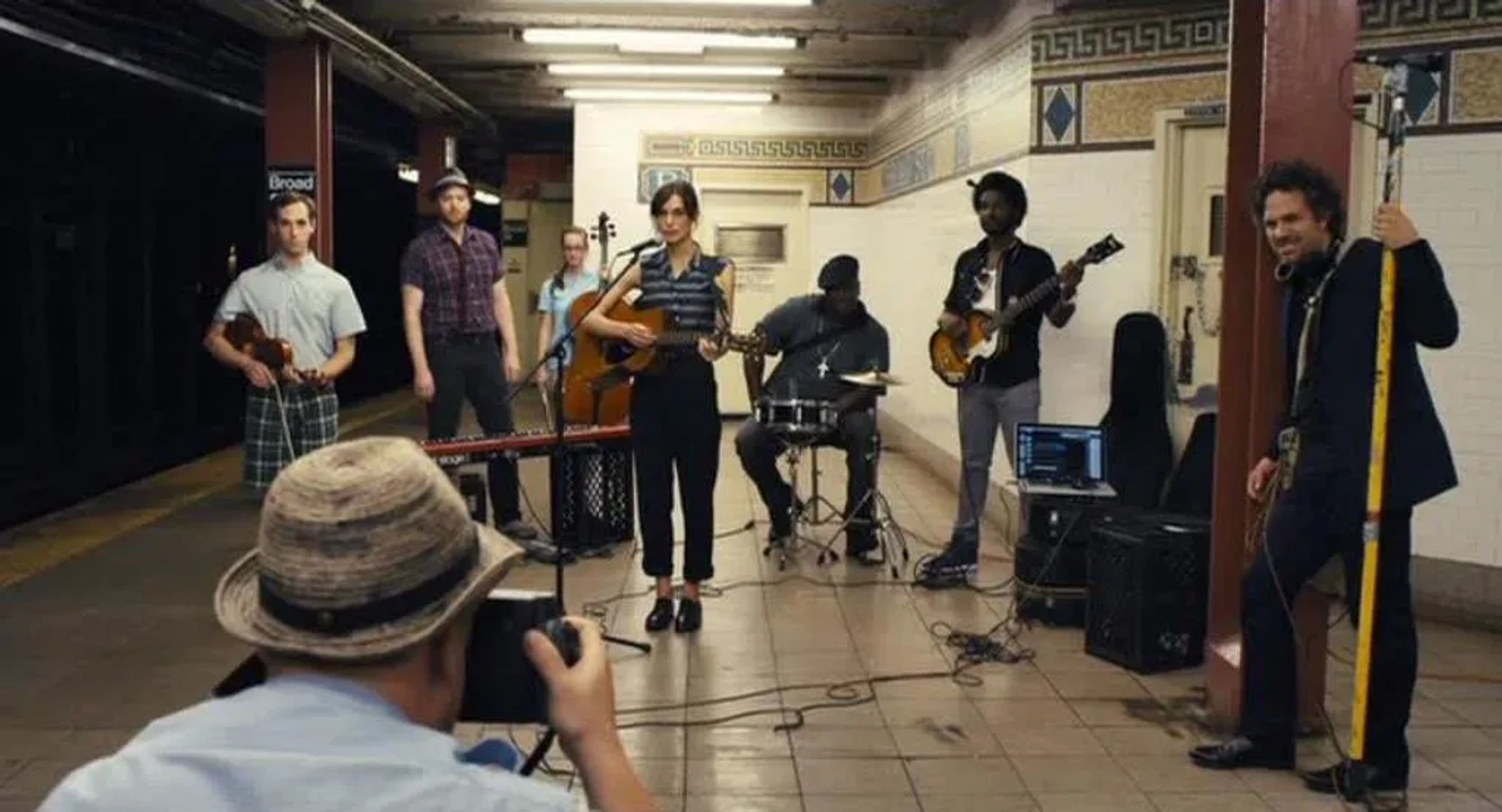 Keira Knightley, Mark Ruffalo, David Abeles, Shannon Walsh, and Ian Brodsky in Begin Again (2013)