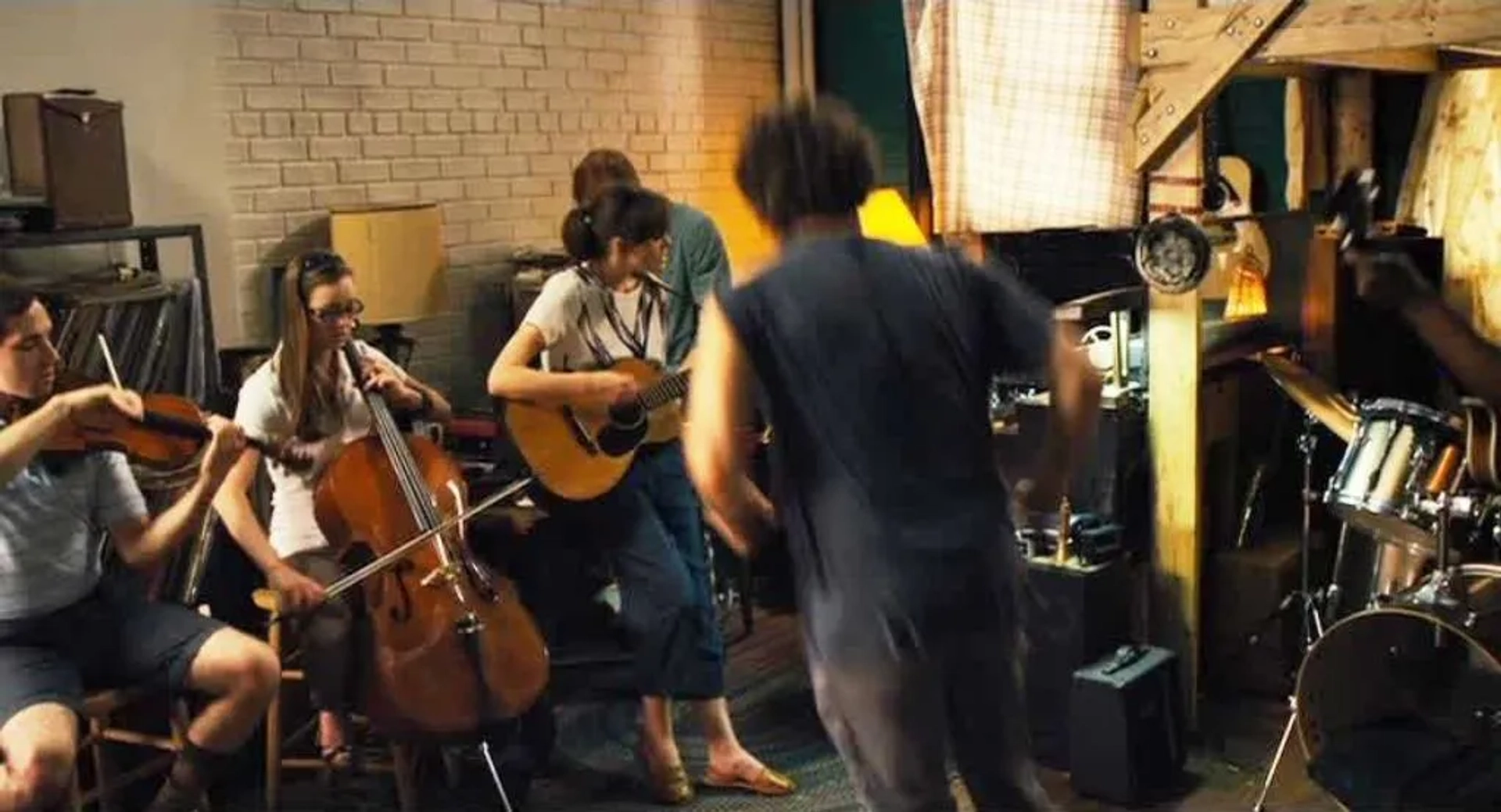 Keira Knightley, Shannon Walsh, and Ian Brodsky in Begin Again (2013)