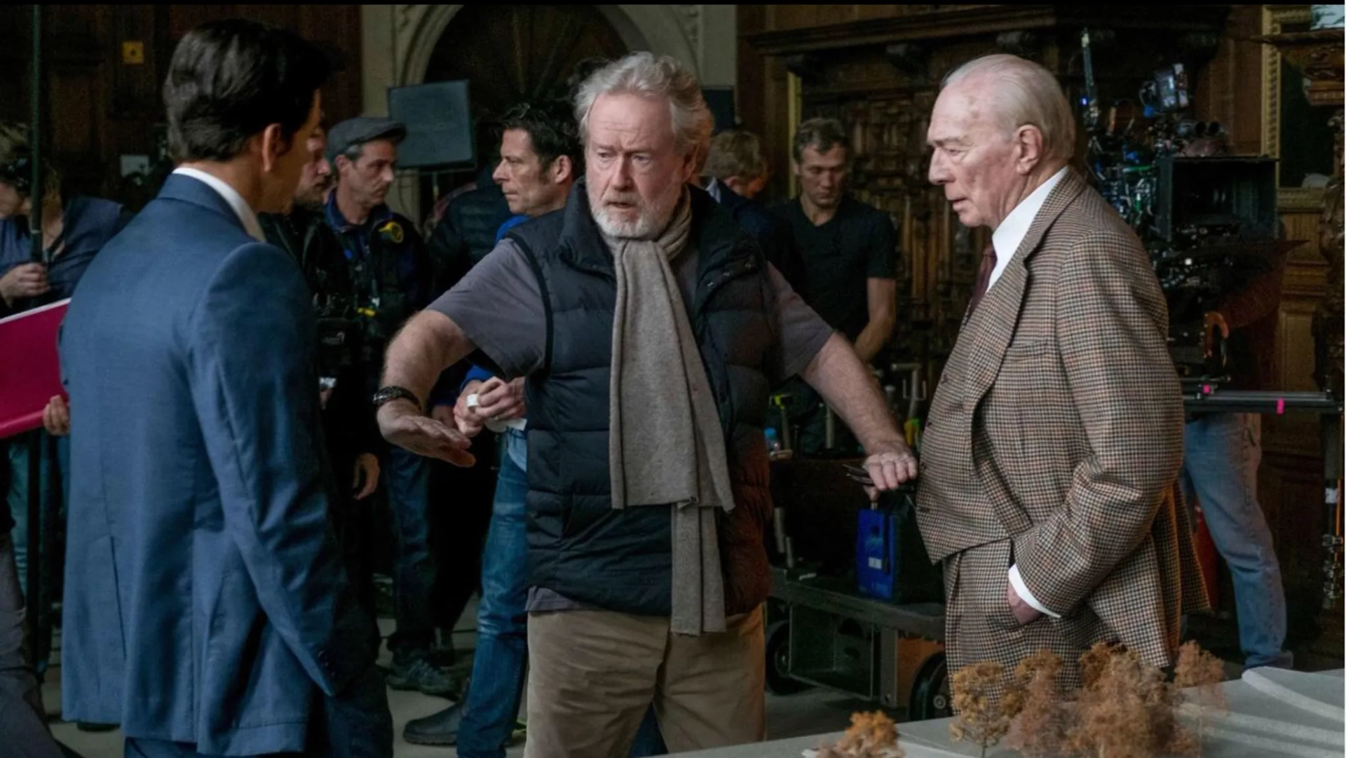 Mark Wahlberg, Ridley Scott, and Christopher Plummer in All the Money in the World (2017)