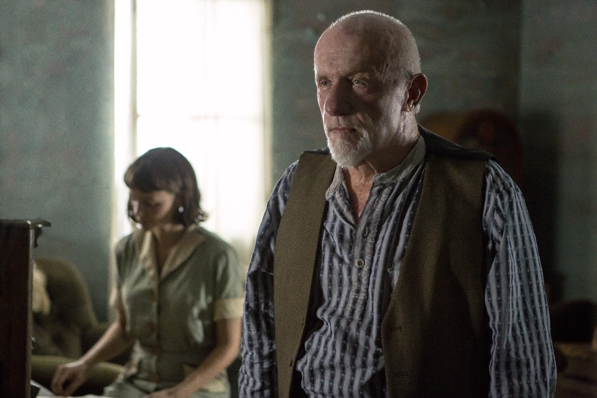 Jonathan Banks and Carey Mulligan in Mudbound (2017)