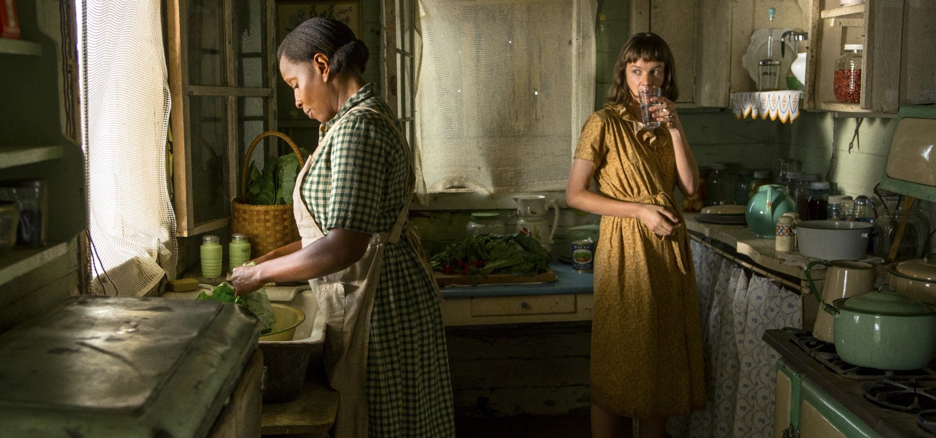 Mary J. Blige and Carey Mulligan in Mudbound (2017)
