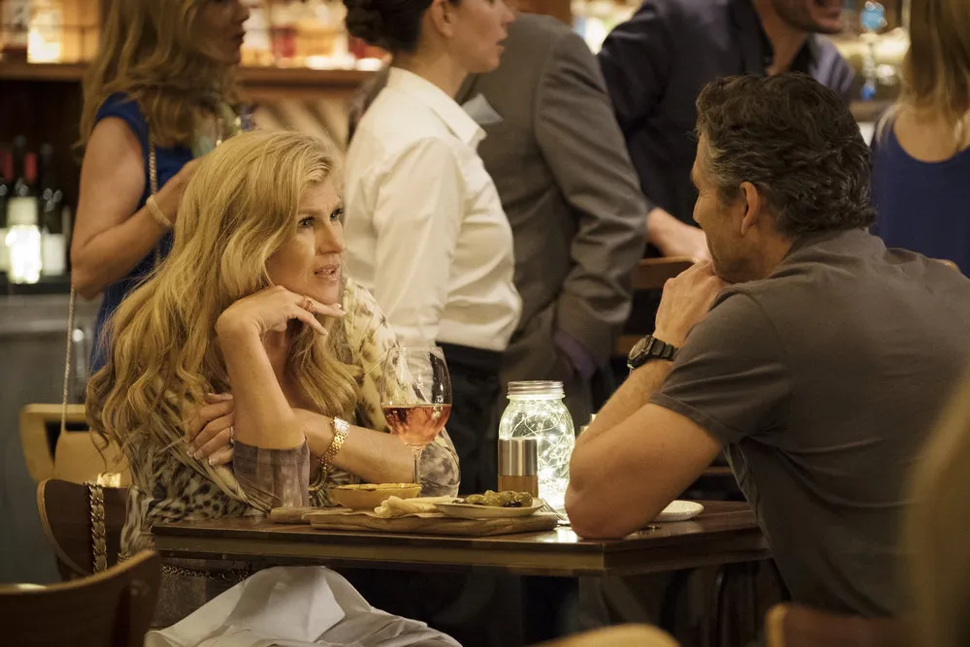 Eric Bana and Connie Britton in Dirty John (2018)