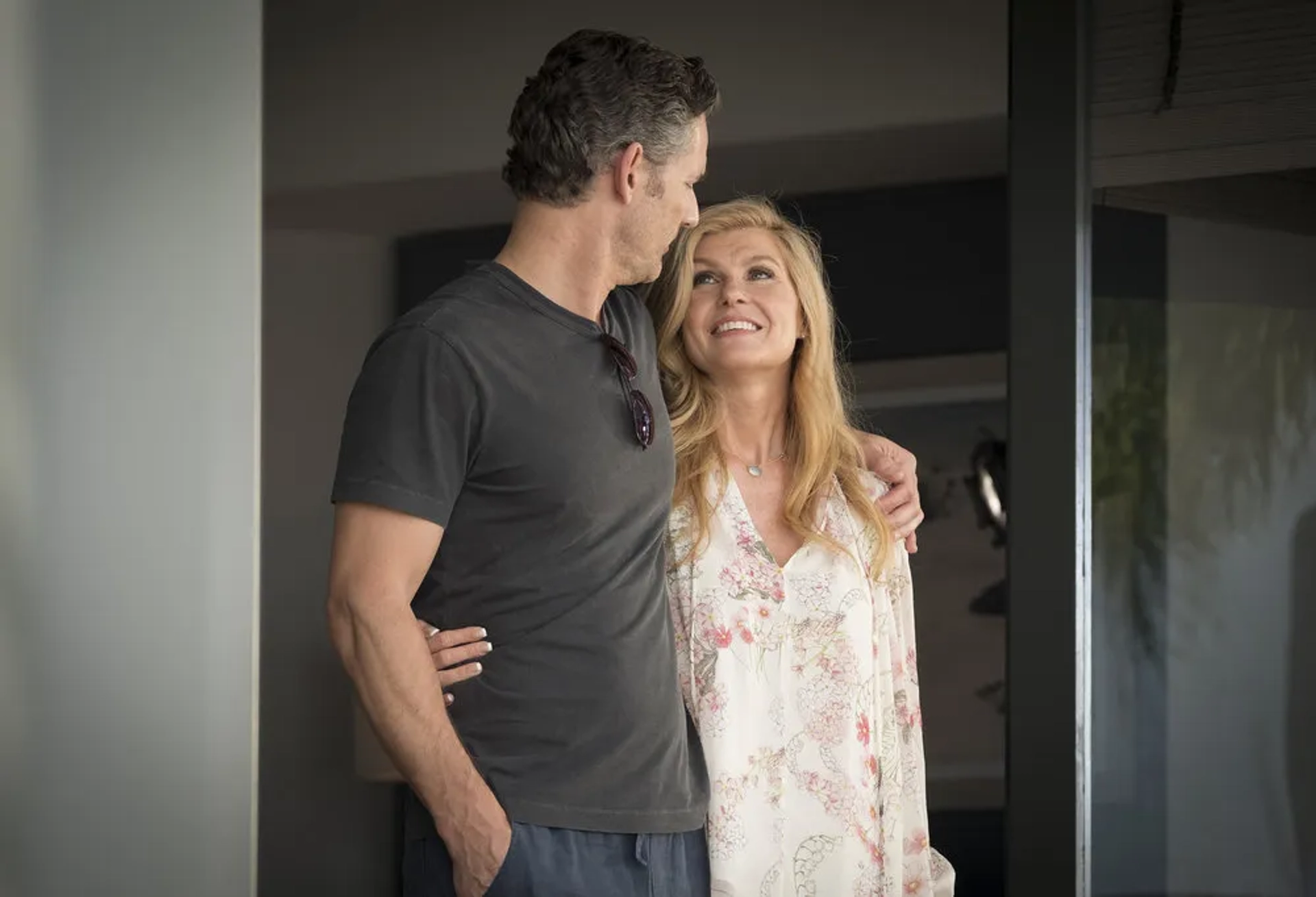 Eric Bana and Connie Britton in Dirty John (2018)