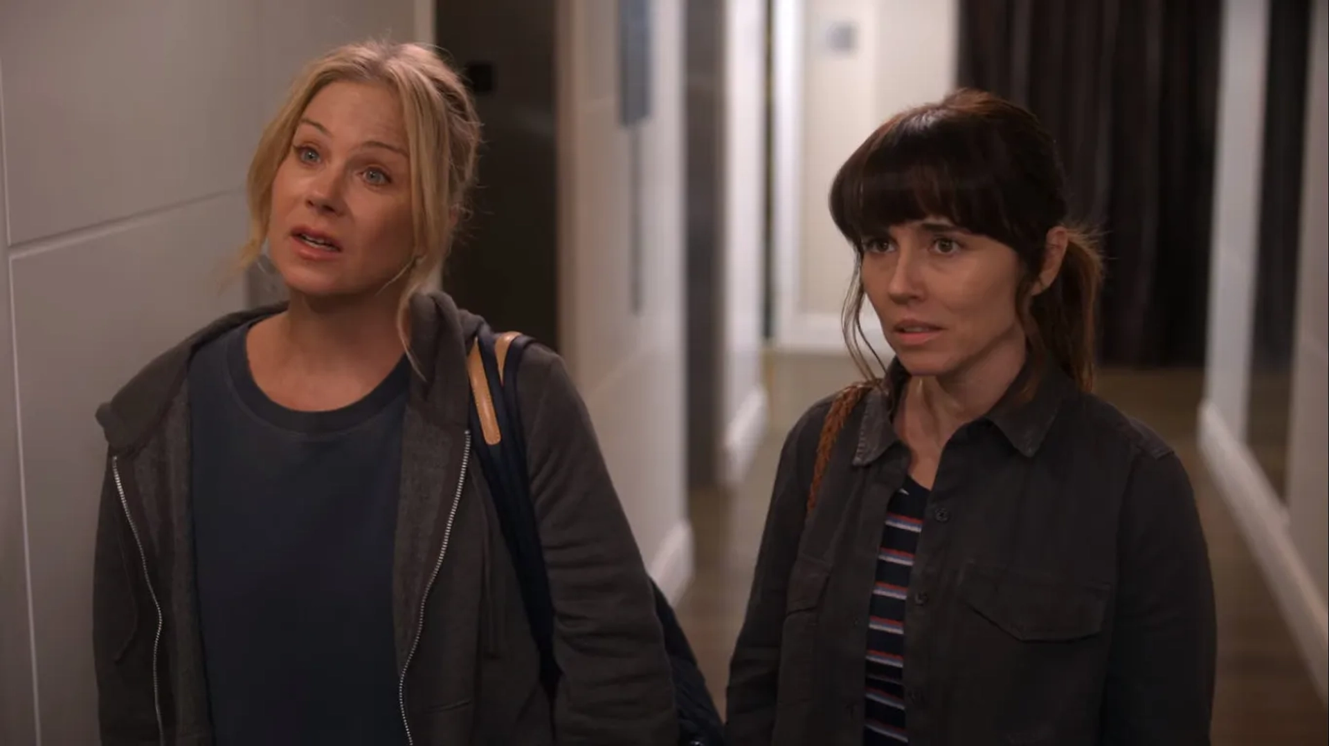 Christina Applegate and Linda Cardellini in Dead to Me: Between You and Me (2020)