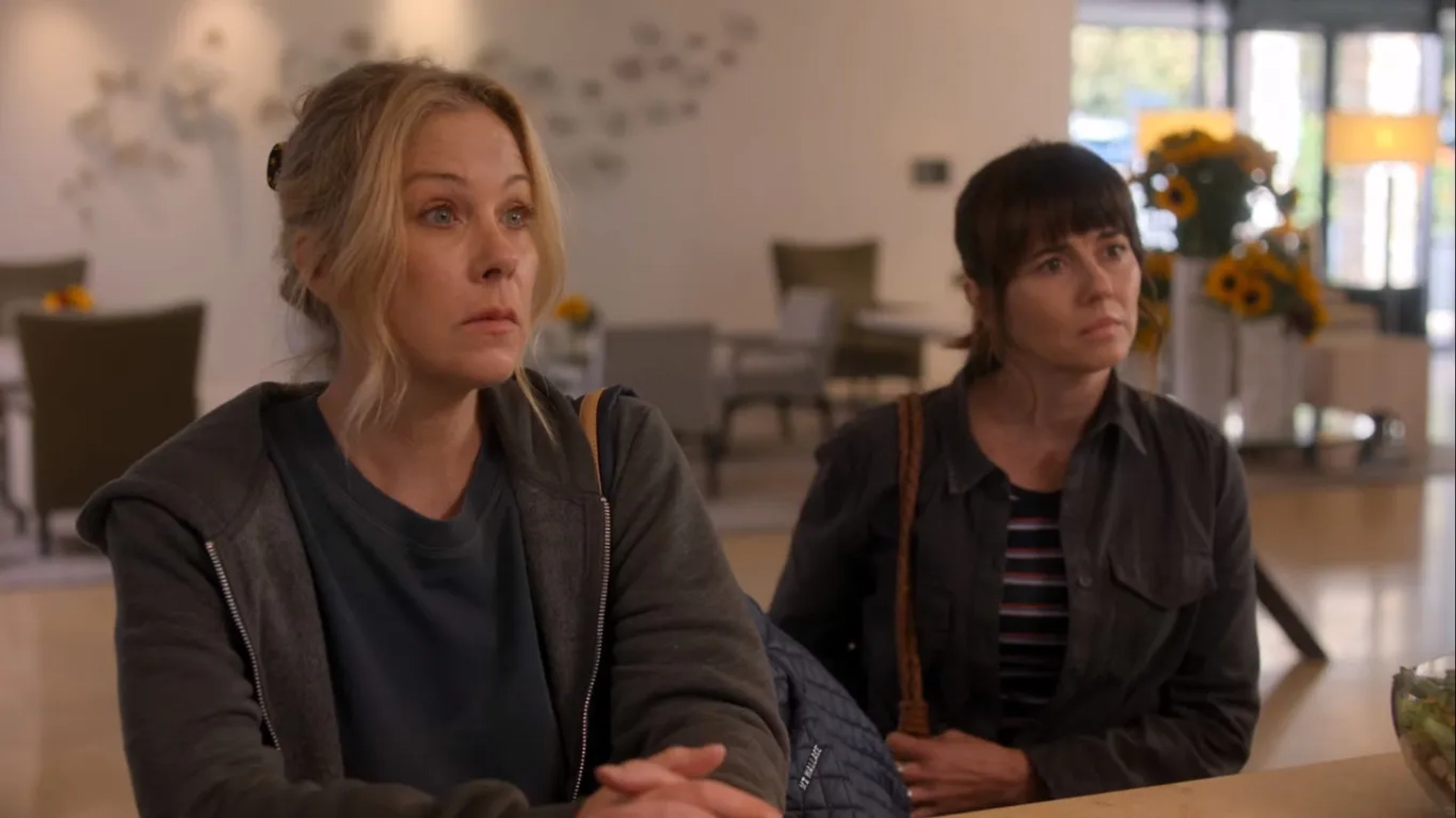 Christina Applegate and Linda Cardellini in Dead to Me: Between You and Me (2020)